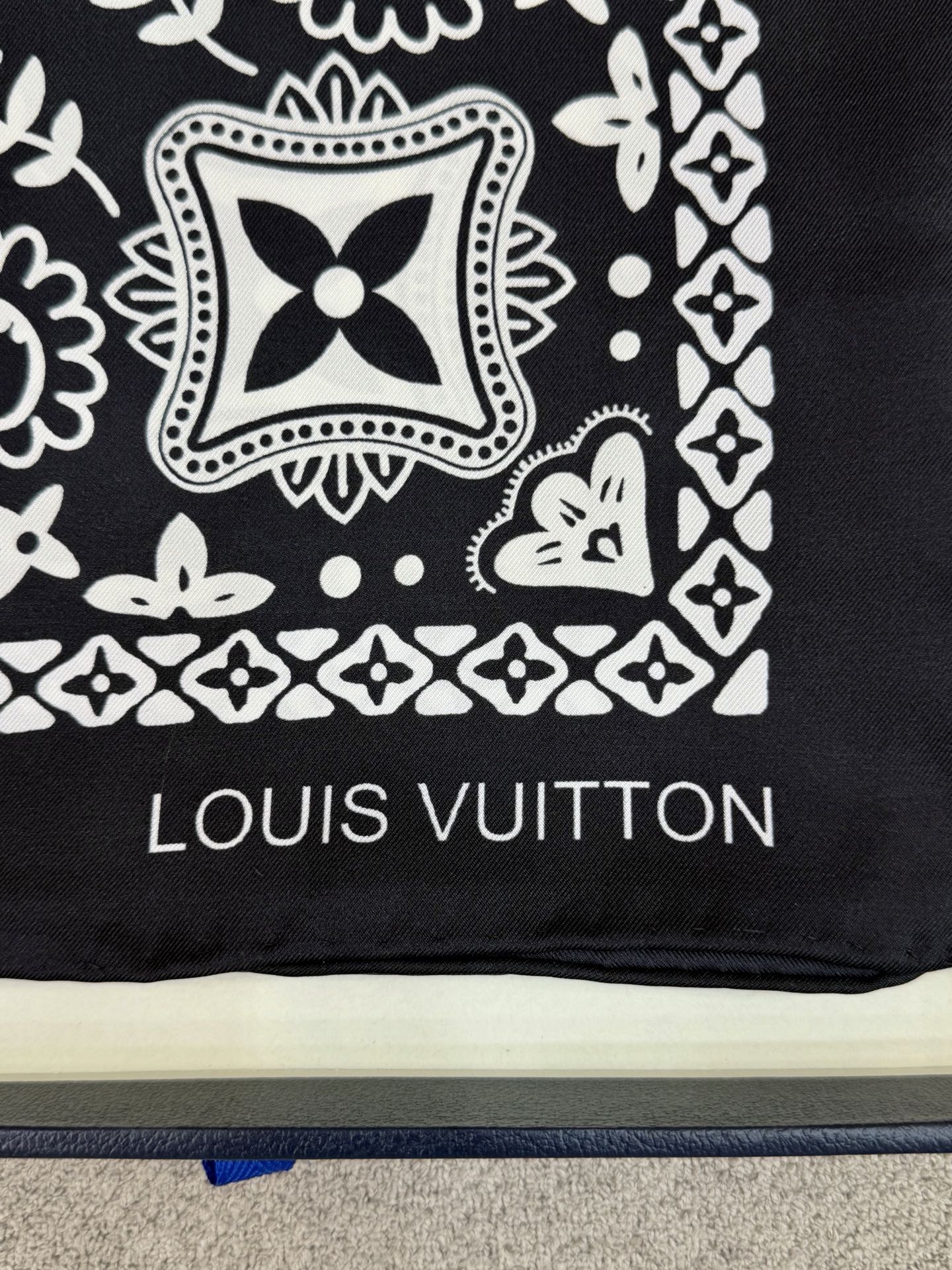 new/LV 棋盘格佩斯利方巾巧妙融合了 LV 两大标志性图腾——沉稳的 Damier 棋盘格 与充满异