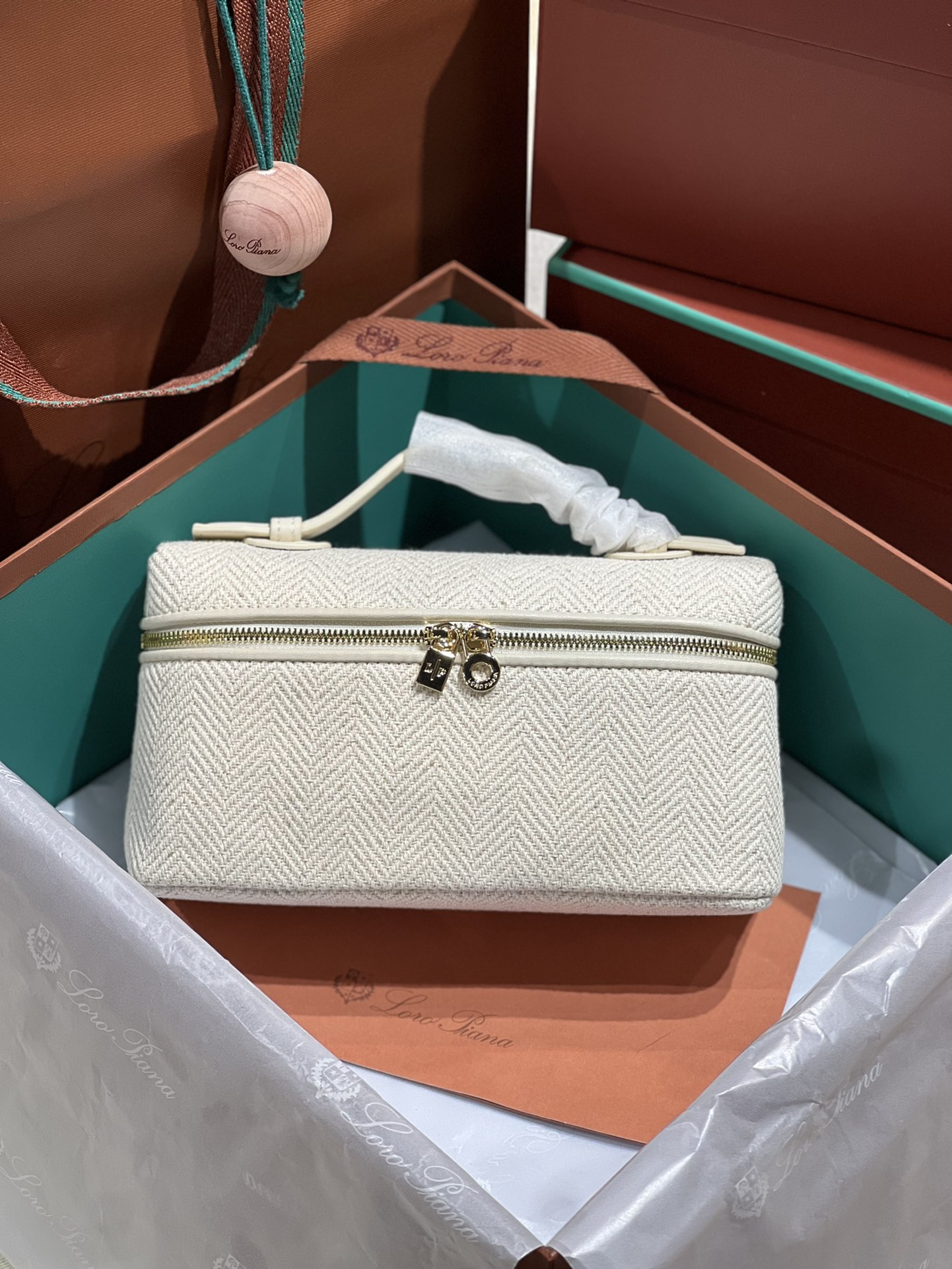 ｛Série XiaoxiangFeng  / V motif blanc｝ Out𝓛𝓸𝓻𝓸 𝓟𝓲𝓪𝓷𝓪 𝑬𝒙𝒕𝒓𝒂 𝑷𝒐𝒄𝒌𝒆𝒕 Sac à lunch LP19, en matériau tissé Xiaoxiang, style simple, haut de gamme et léger! Il y a de longs sangles! Boîte-cadeau🎁 Size: 19  /6.5  / 11