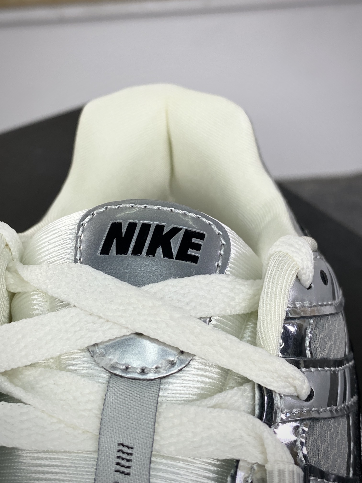 220 耐克Nike P-6000"Metallic Silver"系列低帮慢跑鞋“金属液态银黑”CN0149-001