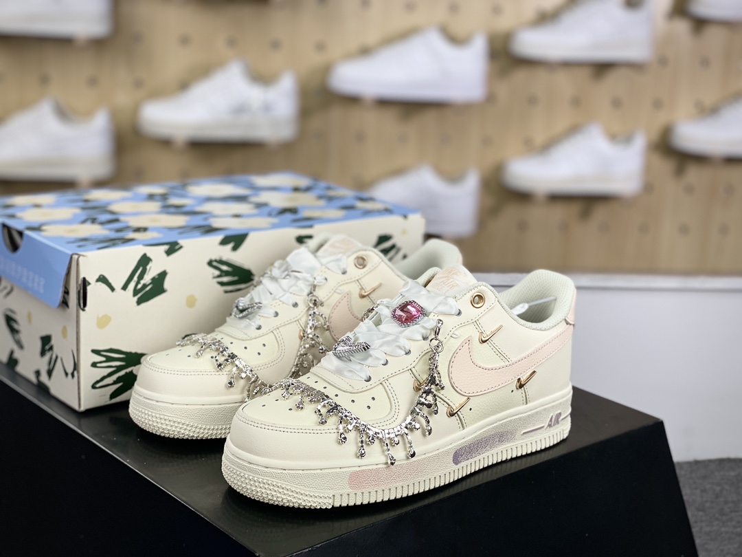 260 耐克Nike Wmns Air Force 1′ 07 LX”Rose Gold”空军一号板鞋“米白粉金小四钩水晶项链”FV1122-333