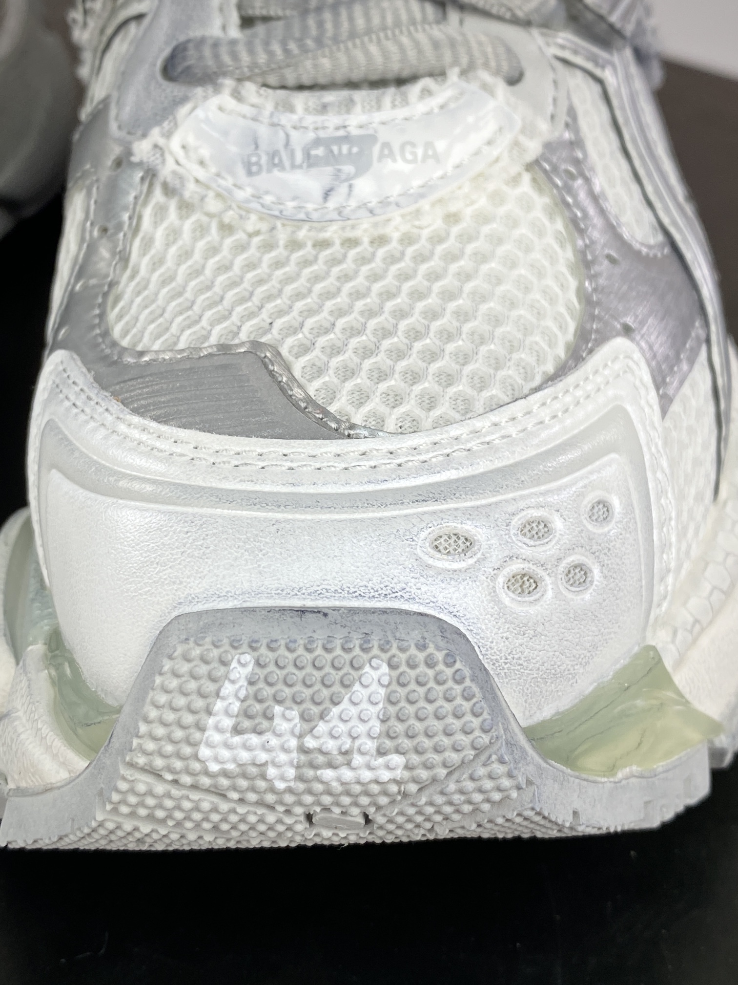 500 巴黎世家BALENCIAGA Runner Sneaker"White/Black"慢跑鞋“解构破坏全白黑LOGO”677403 W3RBL 8100