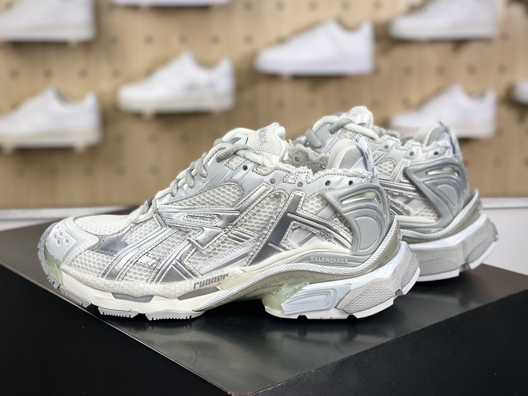 500 巴黎世家BALENCIAGA Runner Sneaker"White/Black"慢跑鞋“解构破坏全白黑LOGO”677403 W3RBL 8100