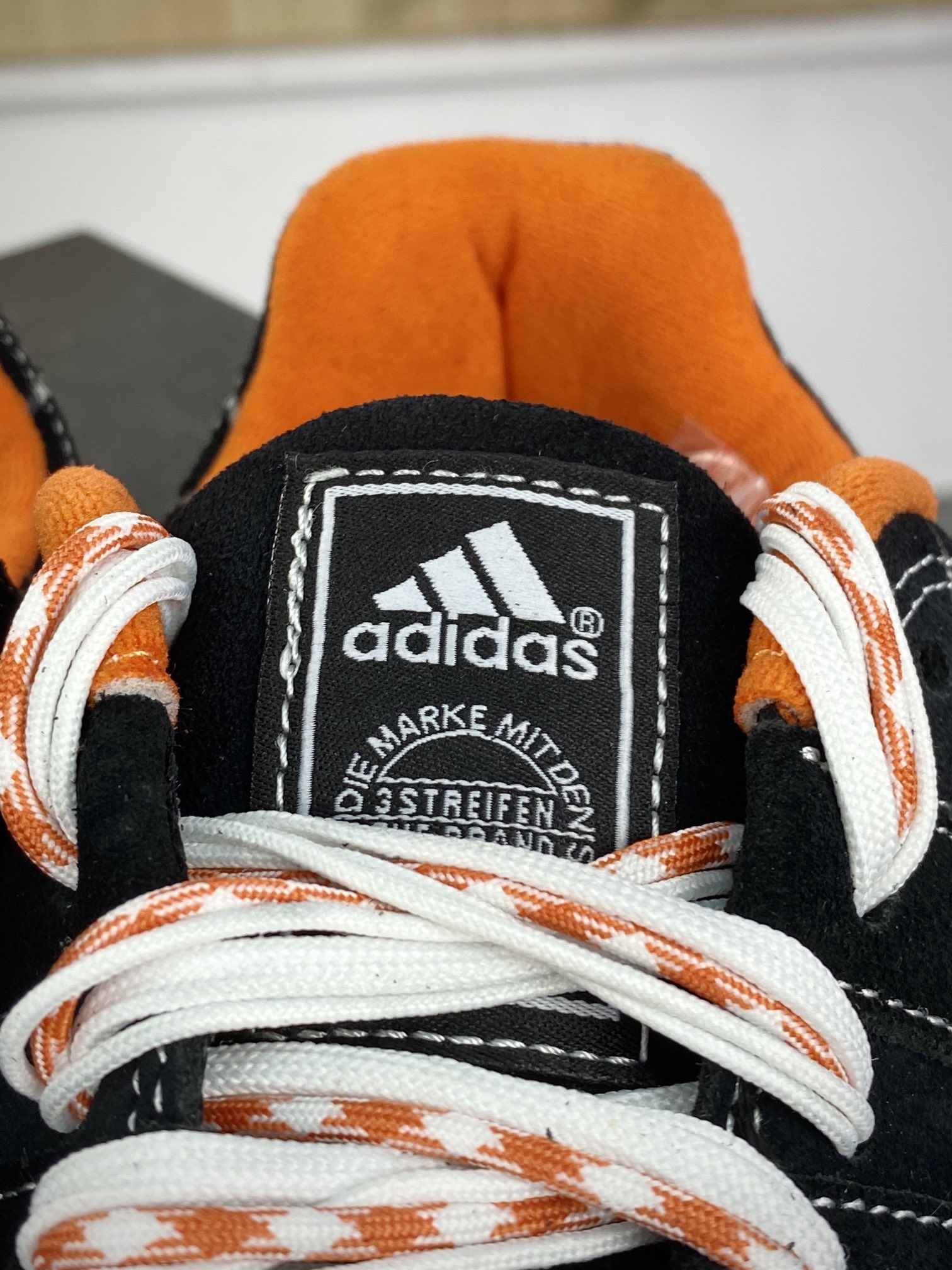 阿迪达斯Adidas Originals Adimatic Low”Halloween”复古鲨鱼面包休闲运动休闲滑板板鞋“黑橙南瓜蜘蛛网”IG4024