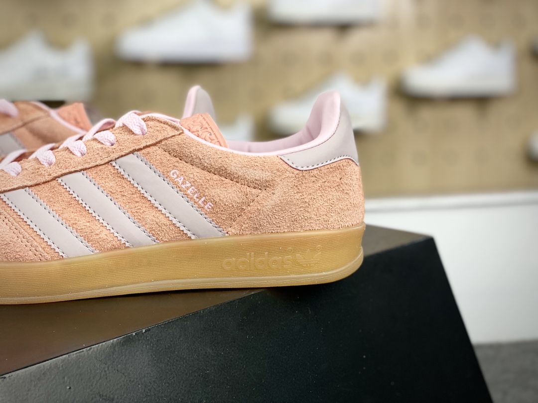 150 阿迪达斯Adidas Gazelle Indoor Trainers 羚羊内训系列低帮板鞋“翻毛肉橘粉浅灰生胶底”IE2946