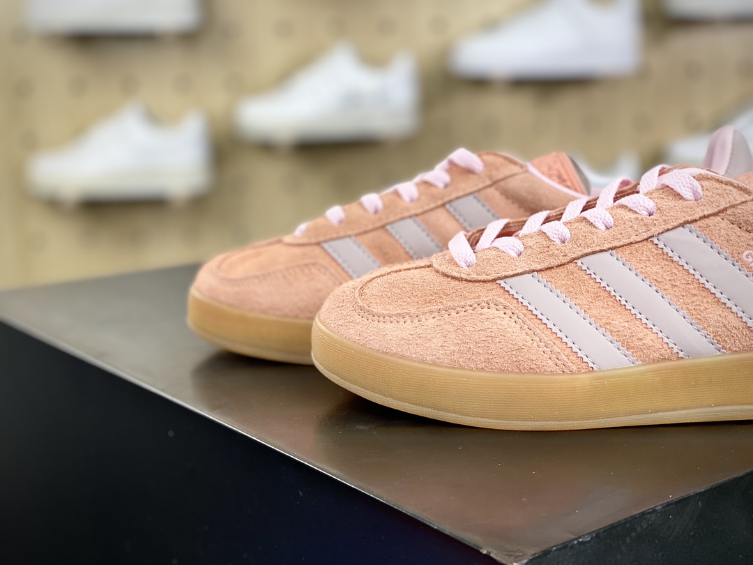 150 阿迪达斯Adidas Gazelle Indoor Trainers 羚羊内训系列低帮板鞋“翻毛肉橘粉浅灰生胶底”IE2946