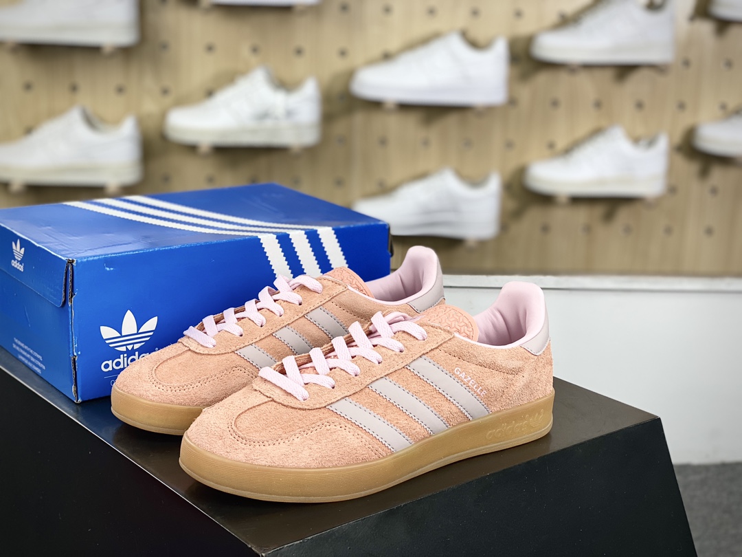 150 阿迪达斯Adidas Gazelle Indoor Trainers 羚羊内训系列低帮板鞋“翻毛肉橘粉浅灰生胶底”IE2946