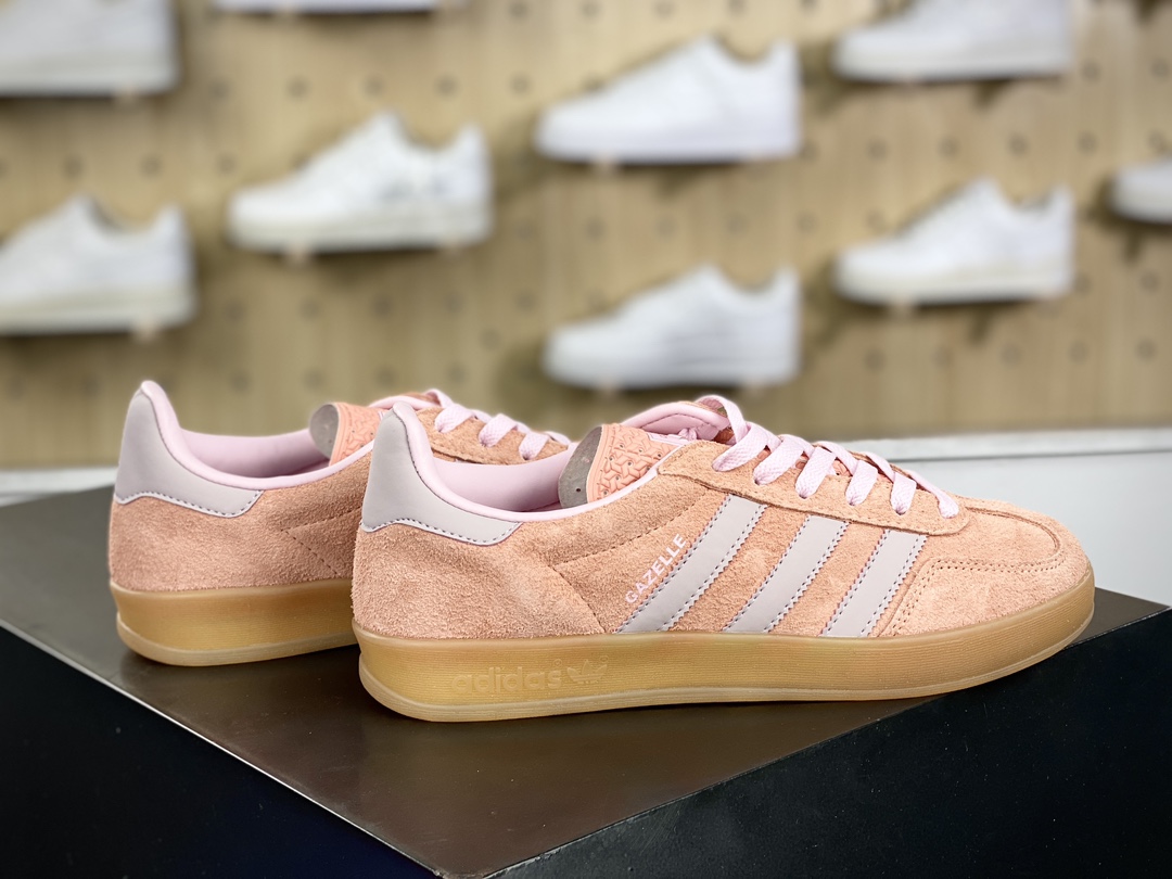 150 阿迪达斯Adidas Gazelle Indoor Trainers 羚羊内训系列低帮板鞋“翻毛肉橘粉浅灰生胶底”IE2946