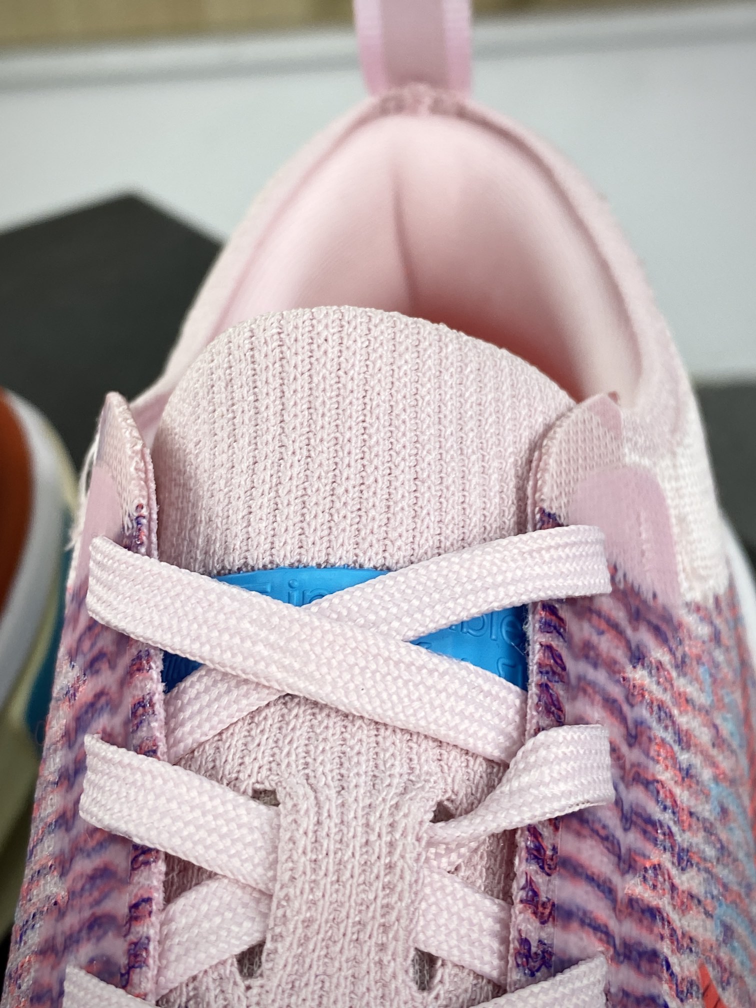 200 耐克Nike ZoomX Invincible Run Flyknit 3"White/Black/Blue/Pink"慢跑鞋“针织白黑浅蓝粉”DR2660-600