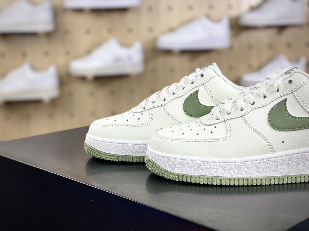 耐克Nike Wmns Air Force 1’07 Low Next Nature”Bronzine”空军一号板鞋“皮革米白绿色钩子”DV3808-106