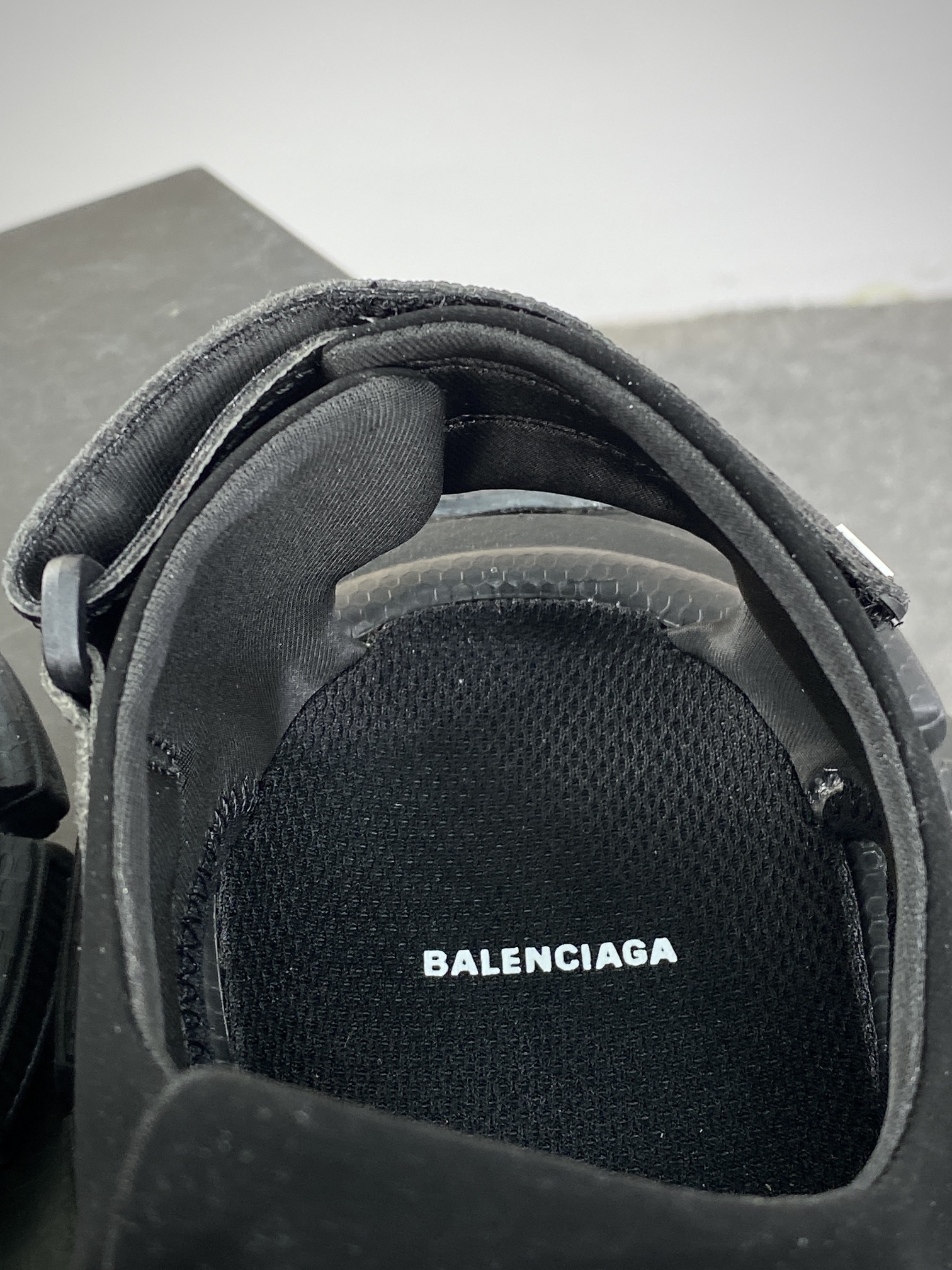 240 巴黎世家BALENCIAGA 3XL Sandals 3+系列低帮魔术贴凉鞋“全黑白LOGO”786956 W3XLT 1000