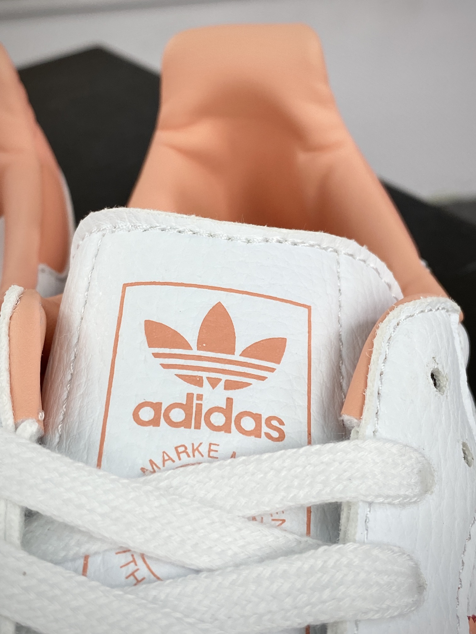 120 三叶草Adidas Originals Samba OG"White/Peach Pink/Gum"桑巴舞板鞋“皮革白浅灰橘粉生胶底”IG5932