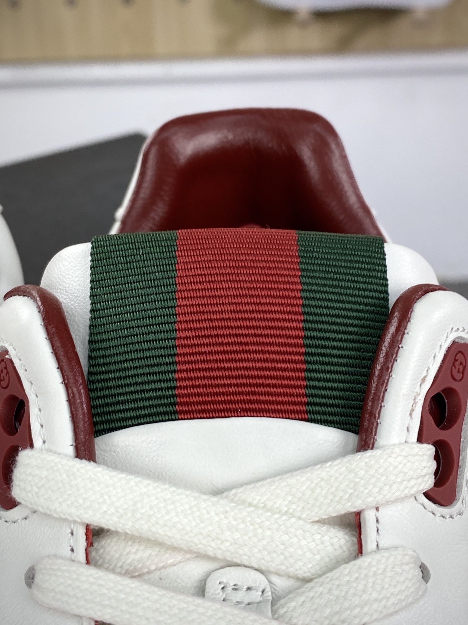 450 古驰Gucci Re-Web Leather Sneakers 系列低帮小白板鞋“皮革白酒红红绿标牌”786186 AADKA 9570