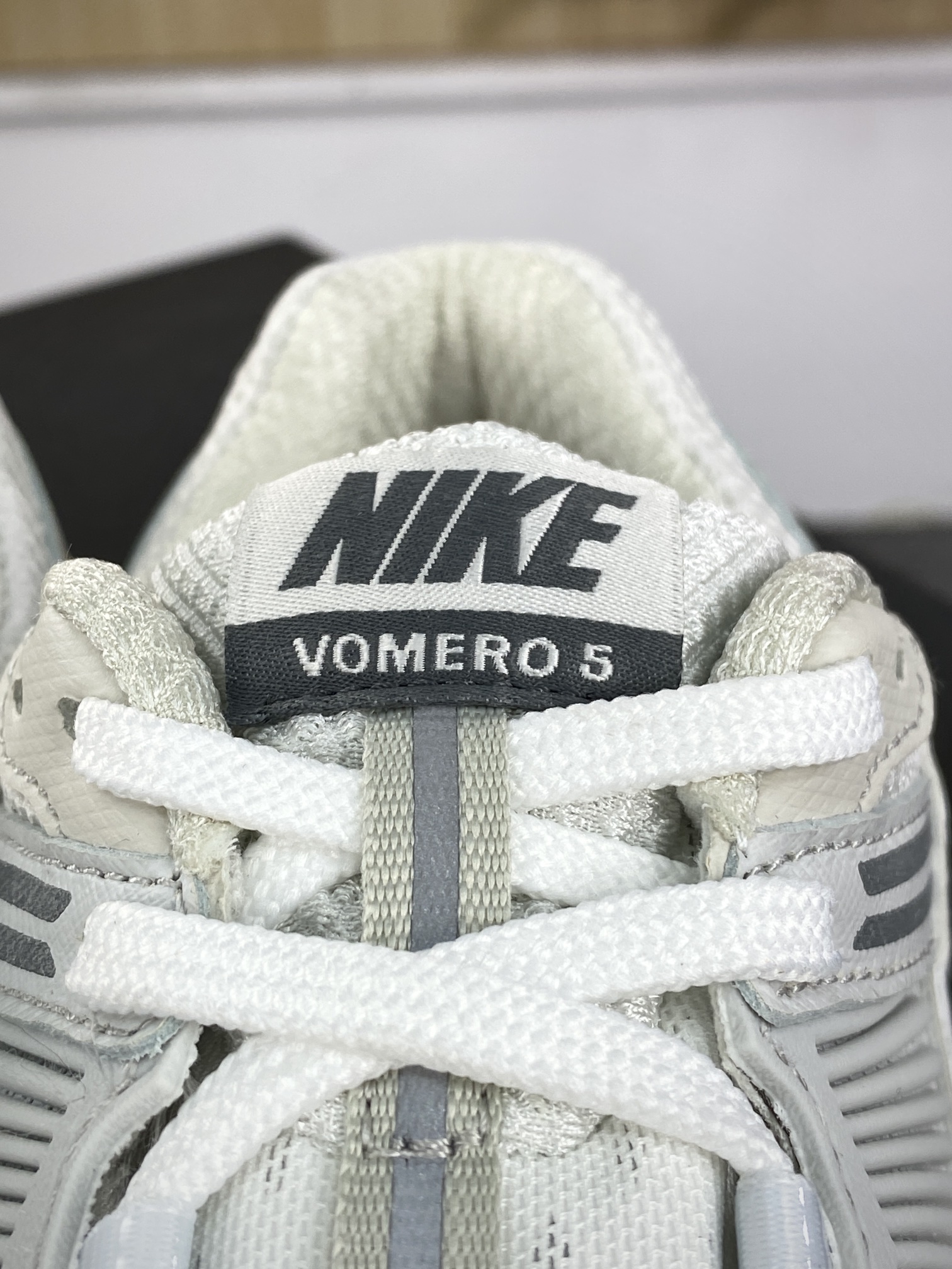 耐克Nike Zoom Vomero 5 ”Light Iron Ore ”佛莫罗5代慢跑鞋“骨白深灰”HF0731-007