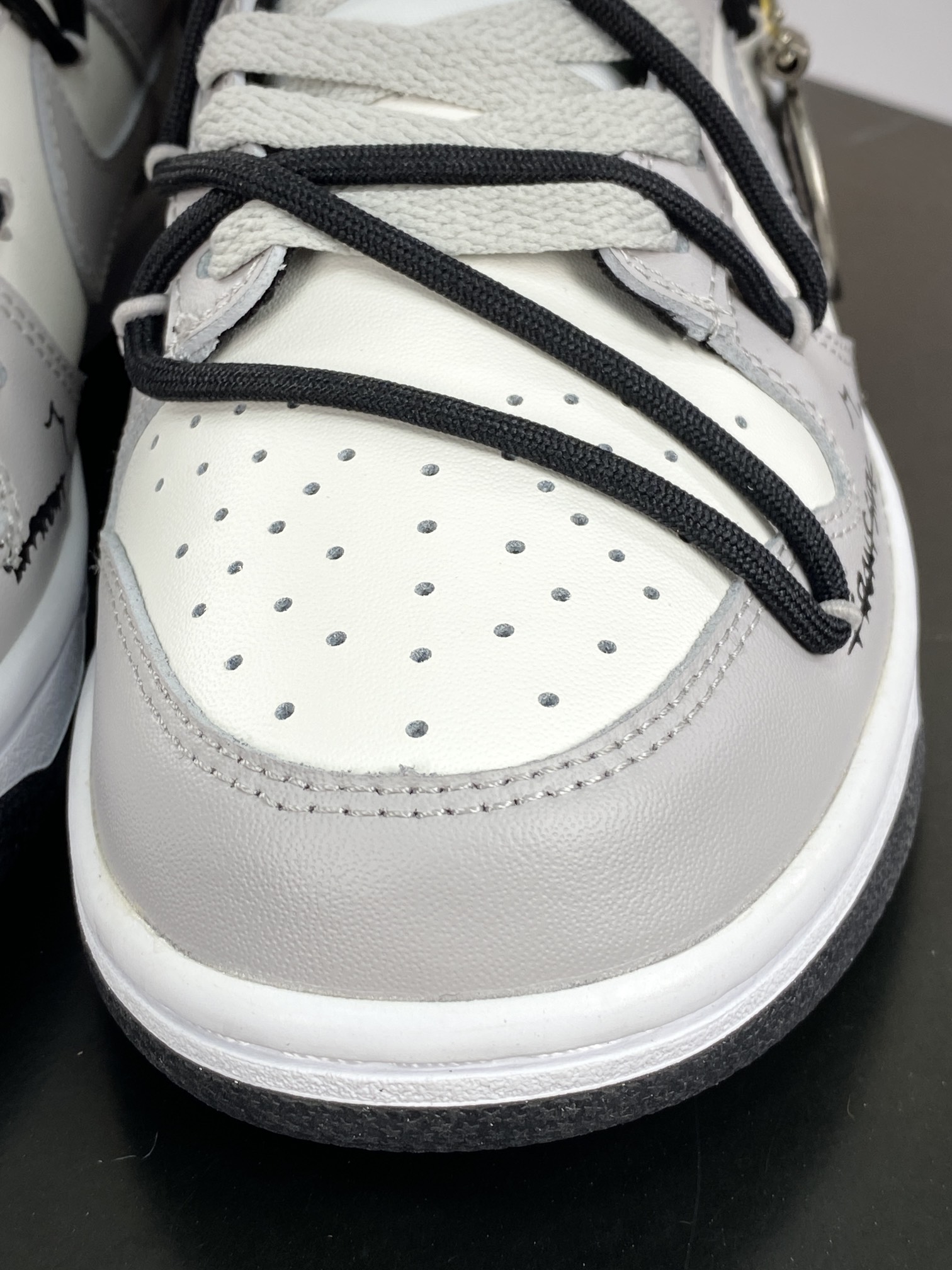 280 耐克Nike SB Dunk Low"Grey/White/Black"扣篮系列低帮板鞋“灰白黑涂鸦心情绑绳”DV0831-101