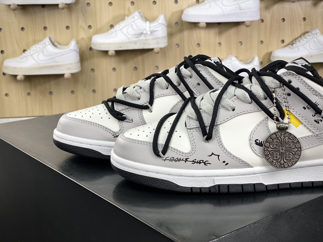 280 耐克Nike SB Dunk Low"Grey/White/Black"扣篮系列低帮板鞋“灰白黑涂鸦心情绑绳”DV0831-101