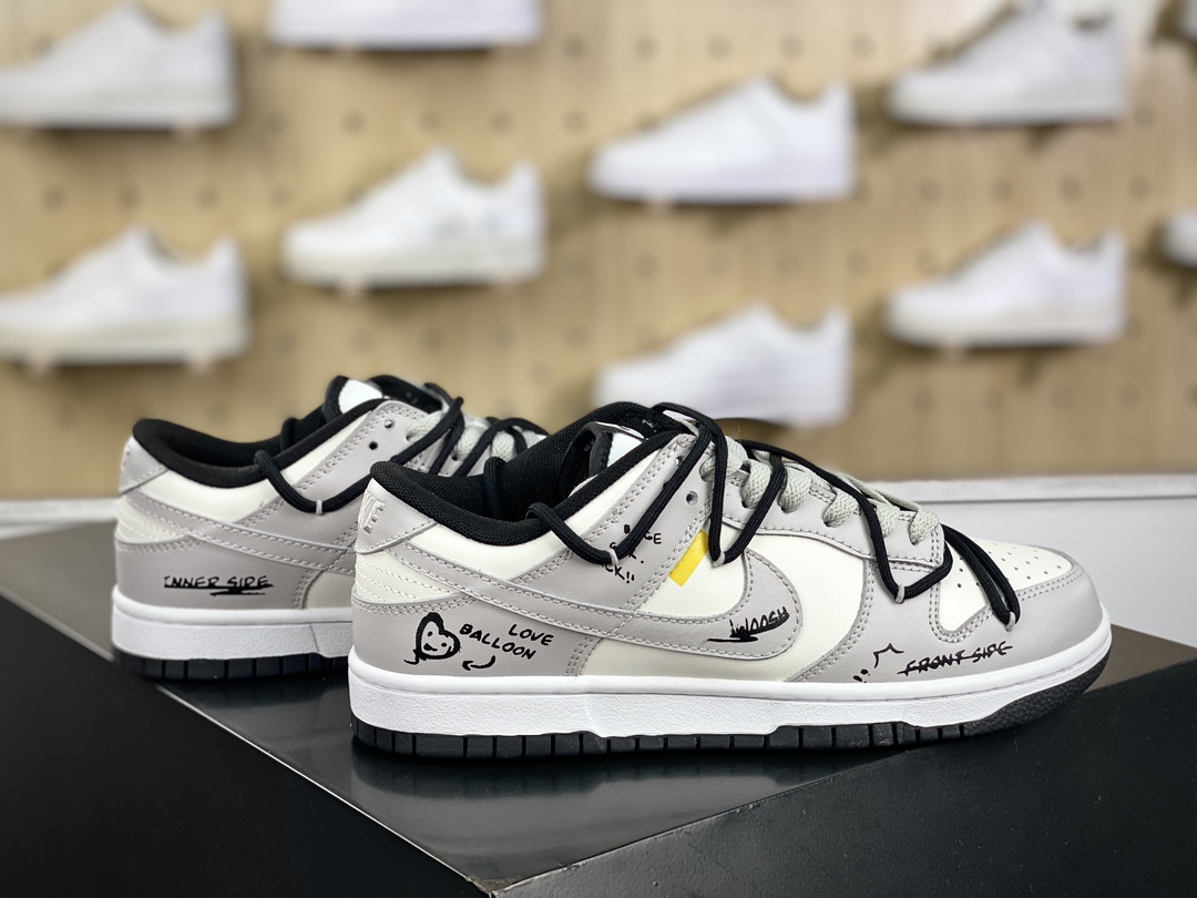 280 耐克Nike SB Dunk Low"Grey/White/Black"扣篮系列低帮板鞋“灰白黑涂鸦心情绑绳”DV0831-101