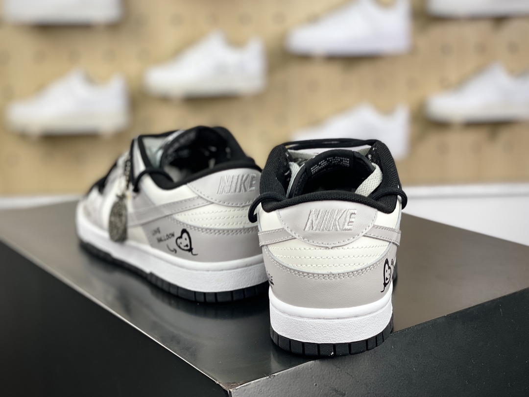 280 耐克Nike SB Dunk Low"Grey/White/Black"扣篮系列低帮板鞋“灰白黑涂鸦心情绑绳”DV0831-101