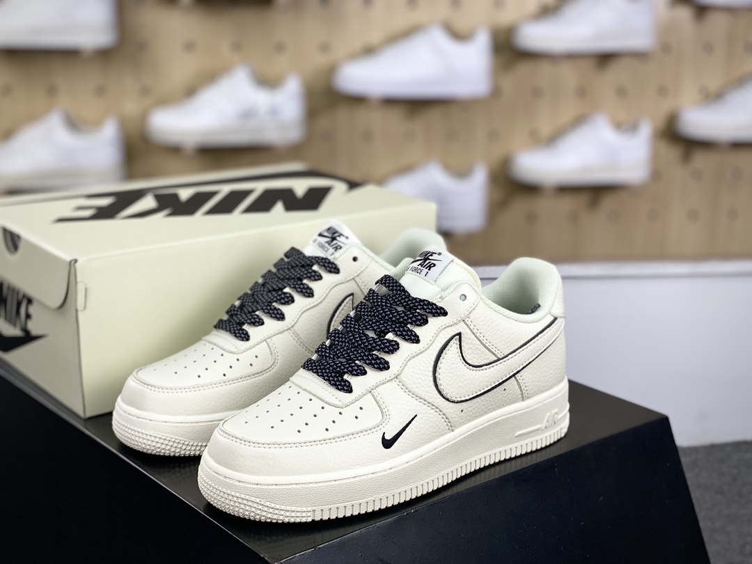 240 耐克Nike Air Force 1’07 Low”Beige/Black/Mini Swoosh”空军一号板鞋“米白黑叠钩小钩满天星”MJ0319-021