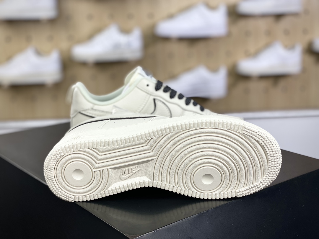 240 耐克Nike Air Force 1'07 Low"Beige/Black/Mini Swoosh"空军一号板鞋“米白黑叠钩小钩满天星”MJ0319-021