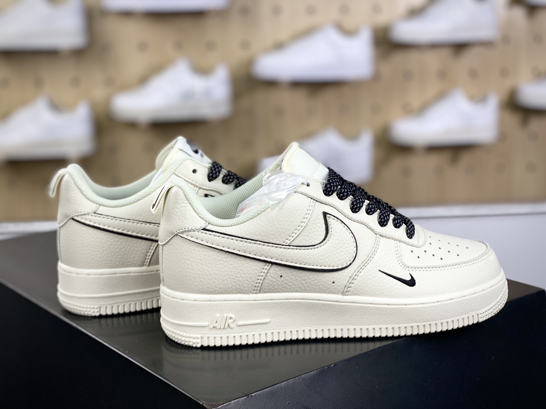 240 耐克Nike Air Force 1'07 Low"Beige/Black/Mini Swoosh"空军一号板鞋“米白黑叠钩小钩满天星”MJ0319-021