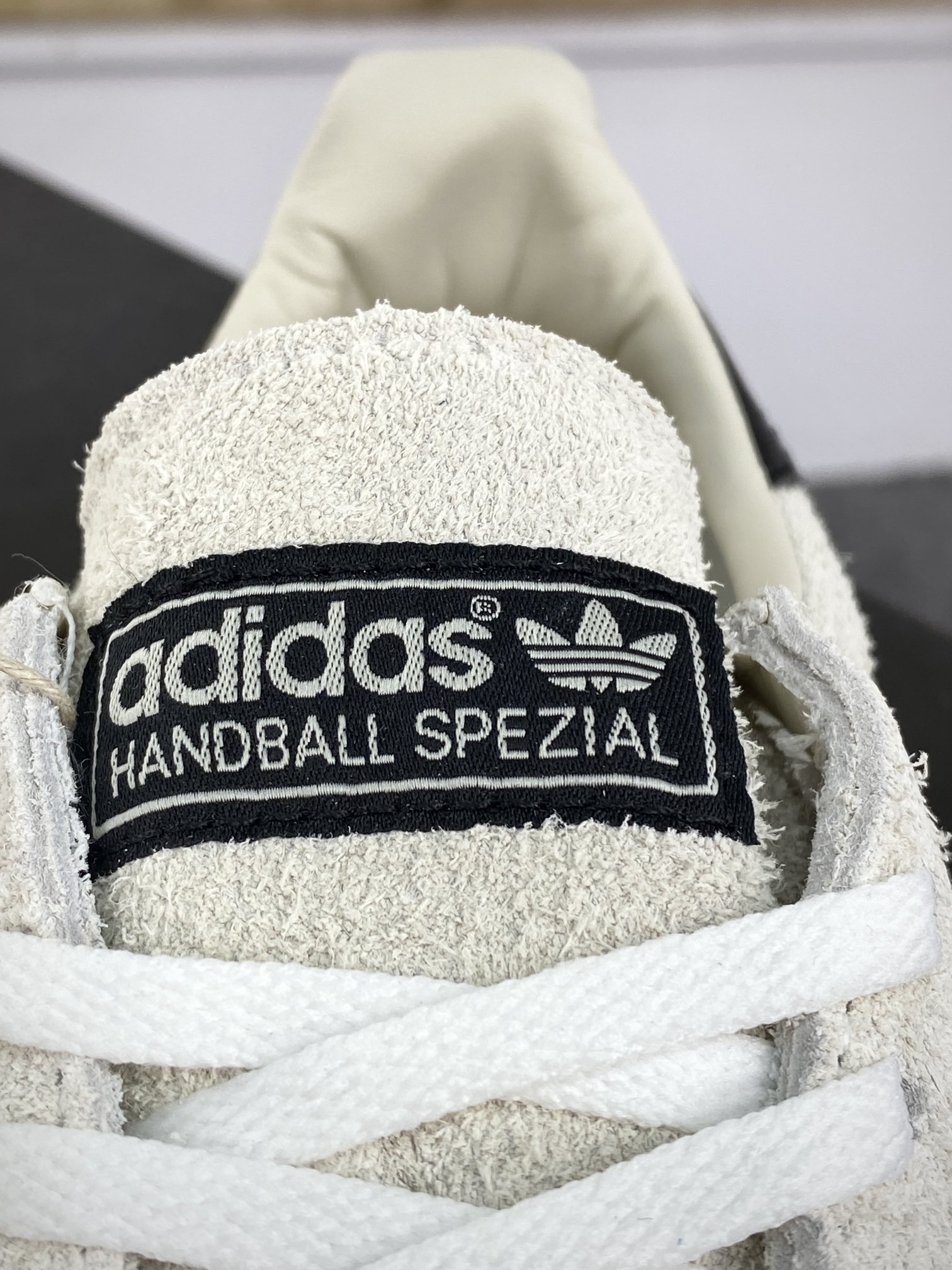 160 阿迪达斯Adidas Originals Handball SPZL 手球运动员板鞋“麂皮浅灰黑焦糖底”IF6562