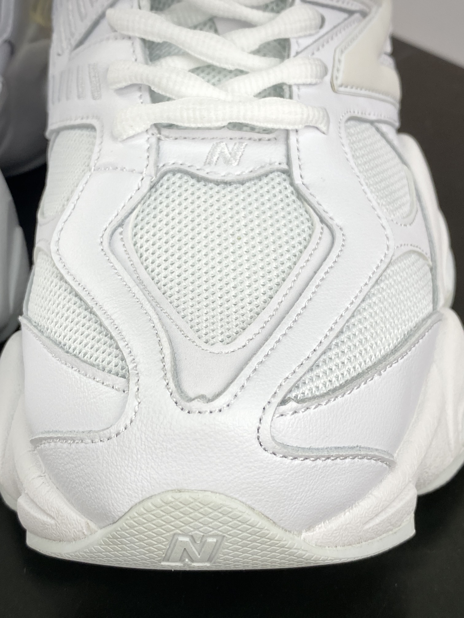 220 新百伦New Balance 9060"Triple White"系列复古百搭跑步鞋“全白”U9060NRJ