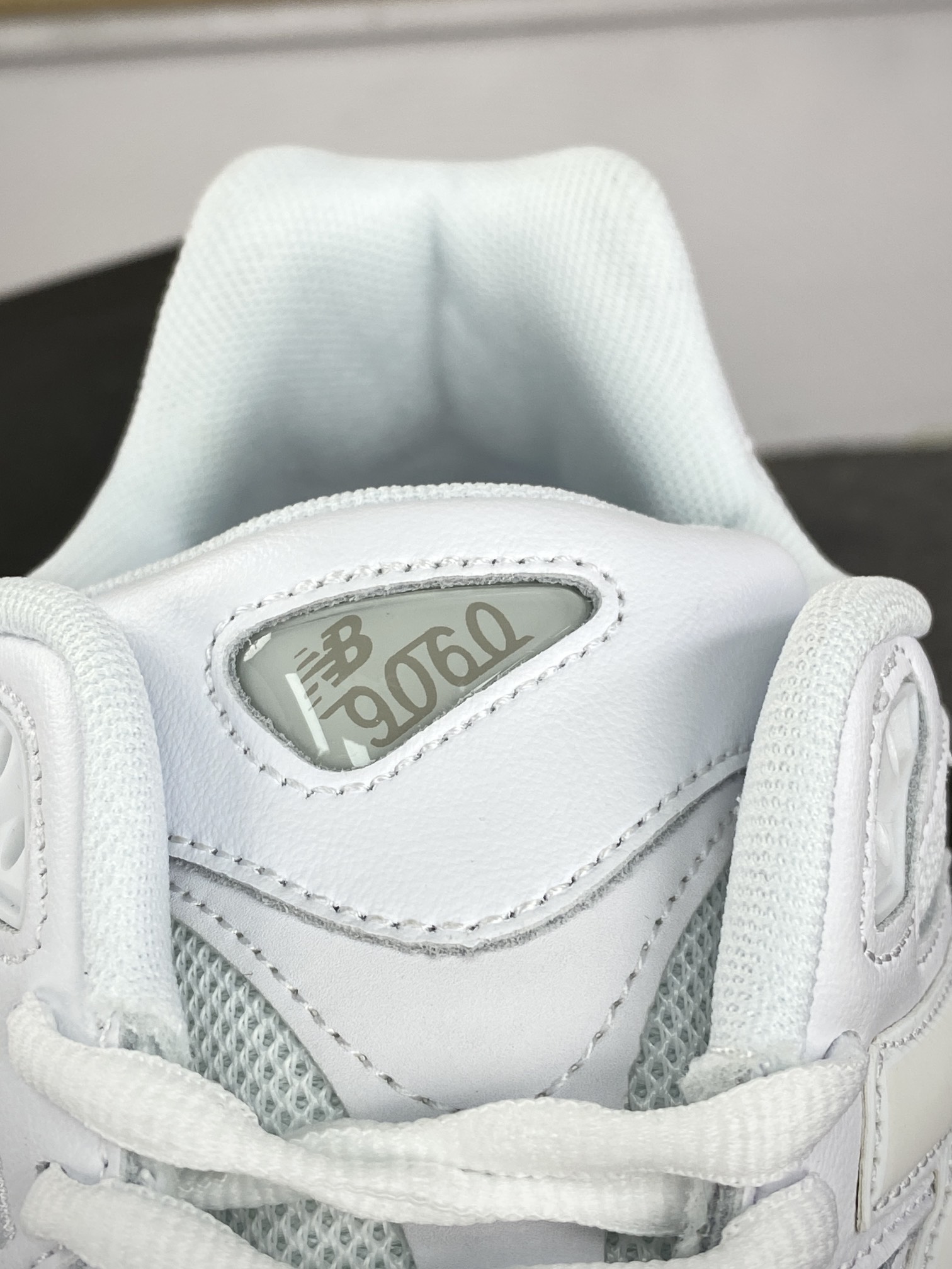 220 新百伦New Balance 9060"Triple White"系列复古百搭跑步鞋“全白”U9060NRJ