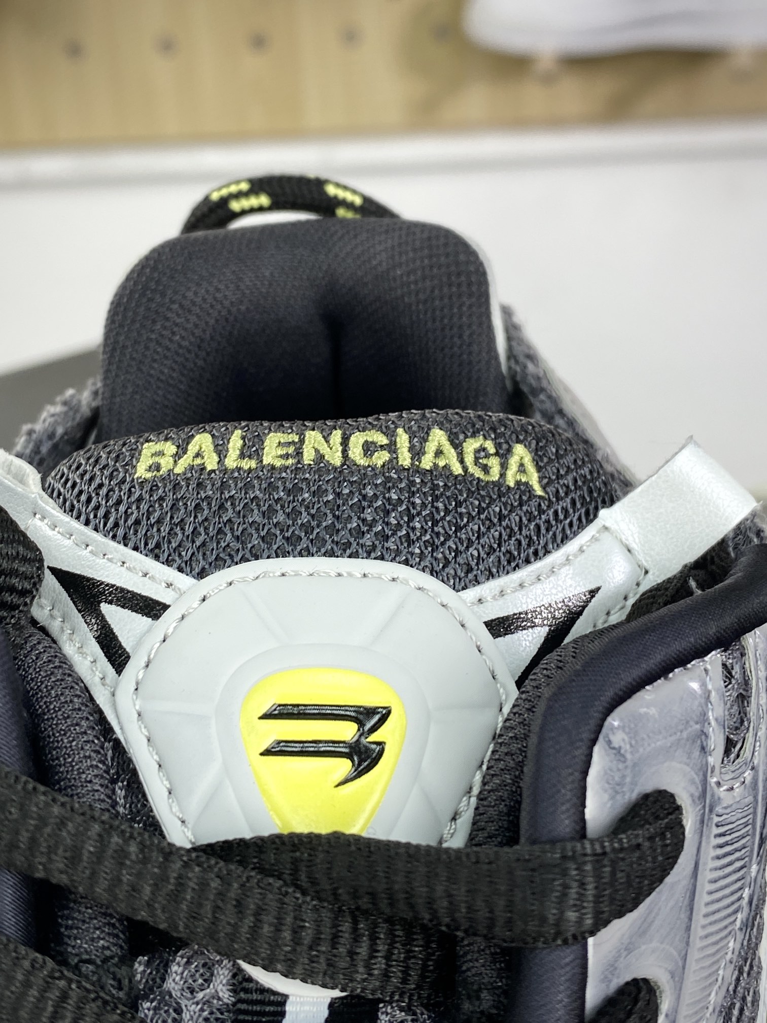 500 巴黎世家BALENCIAGA Runner Sneaker"Dark Grey/Black/Silver"2.0慢跑鞋“2.0解构破坏深灰银黑”772774 W3RMU 2000