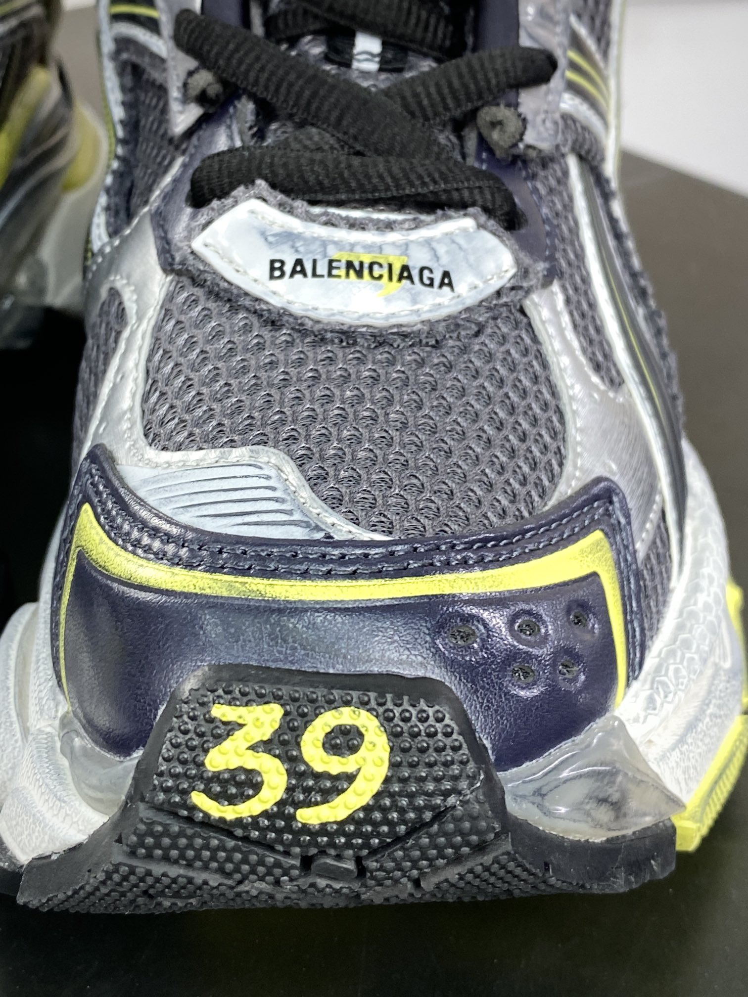 500 巴黎世家BALENCIAGA Runner Sneaker"Dark Grey/Black/Silver"2.0慢跑鞋“2.0解构破坏深灰银黑”772774 W3RMU 2000