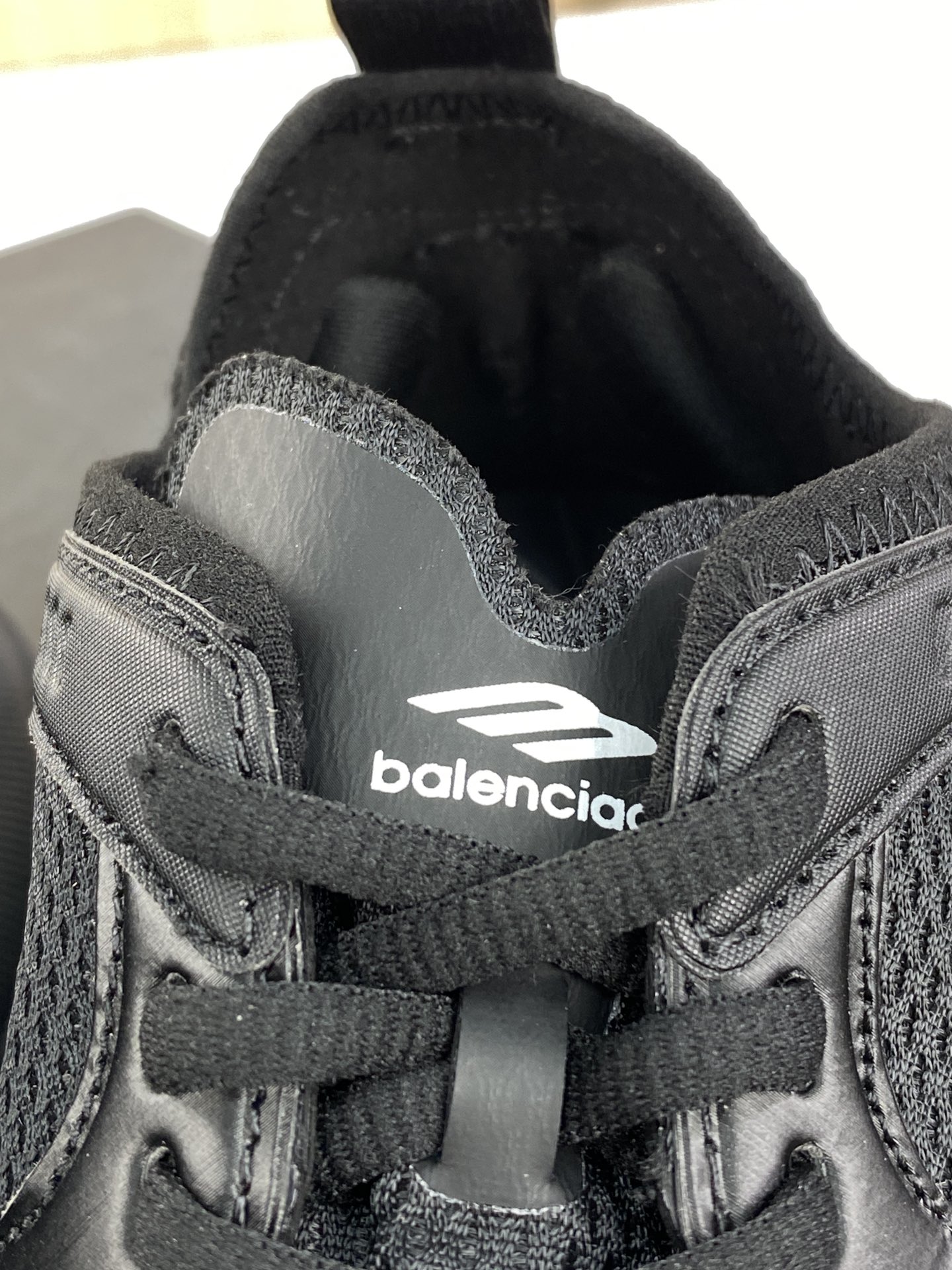 360 巴黎世家BALENCIAGA Circuit Sneakers 环道系列低帮慢跑鞋“网织武士黑白LOGO”793944 WFLGY 1000