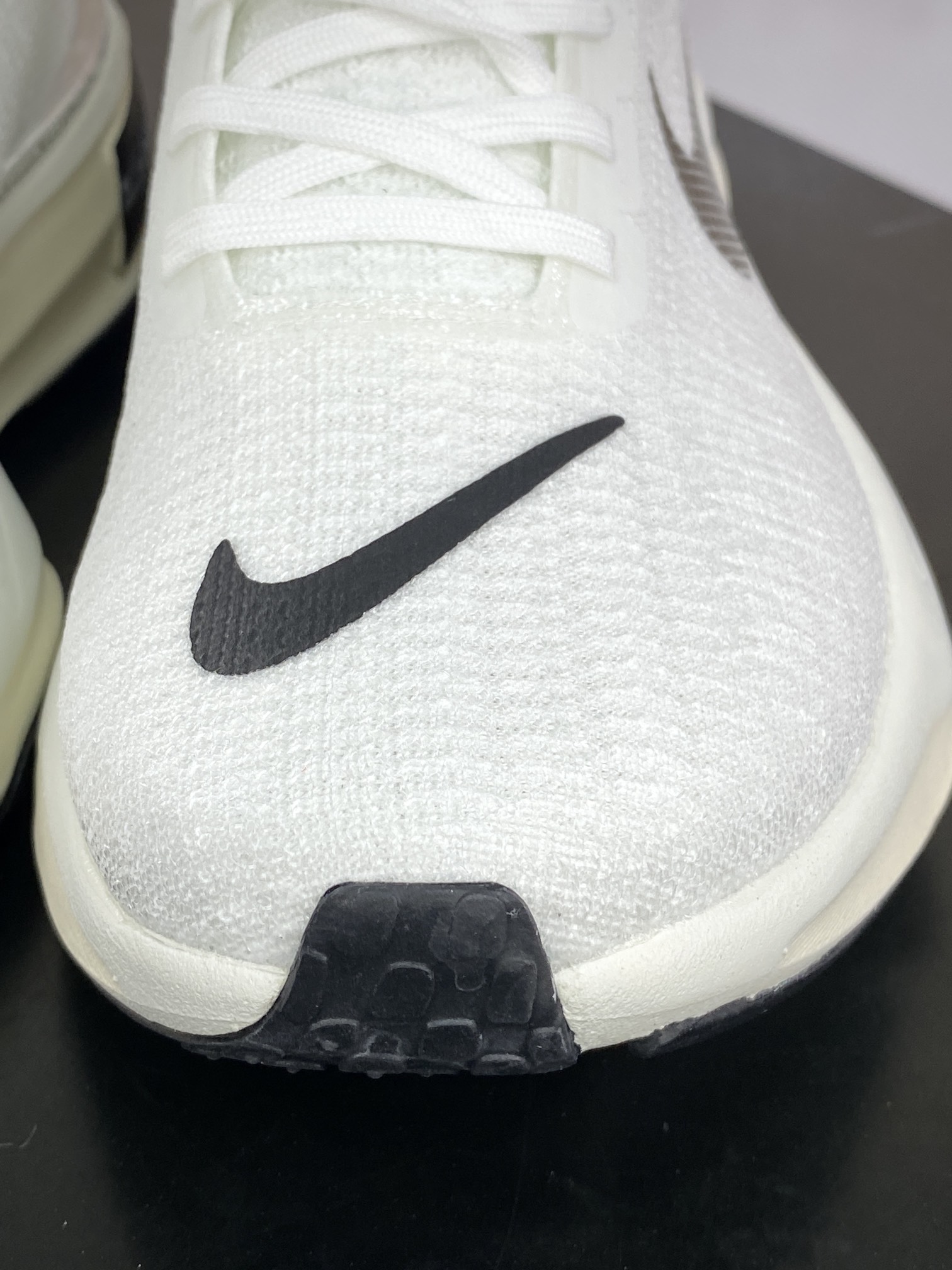 200 耐克Nike ZoomX Invincible Run Flyknit 3"White Black Sliver"慢跑鞋“针织白黑银”DR2660-102