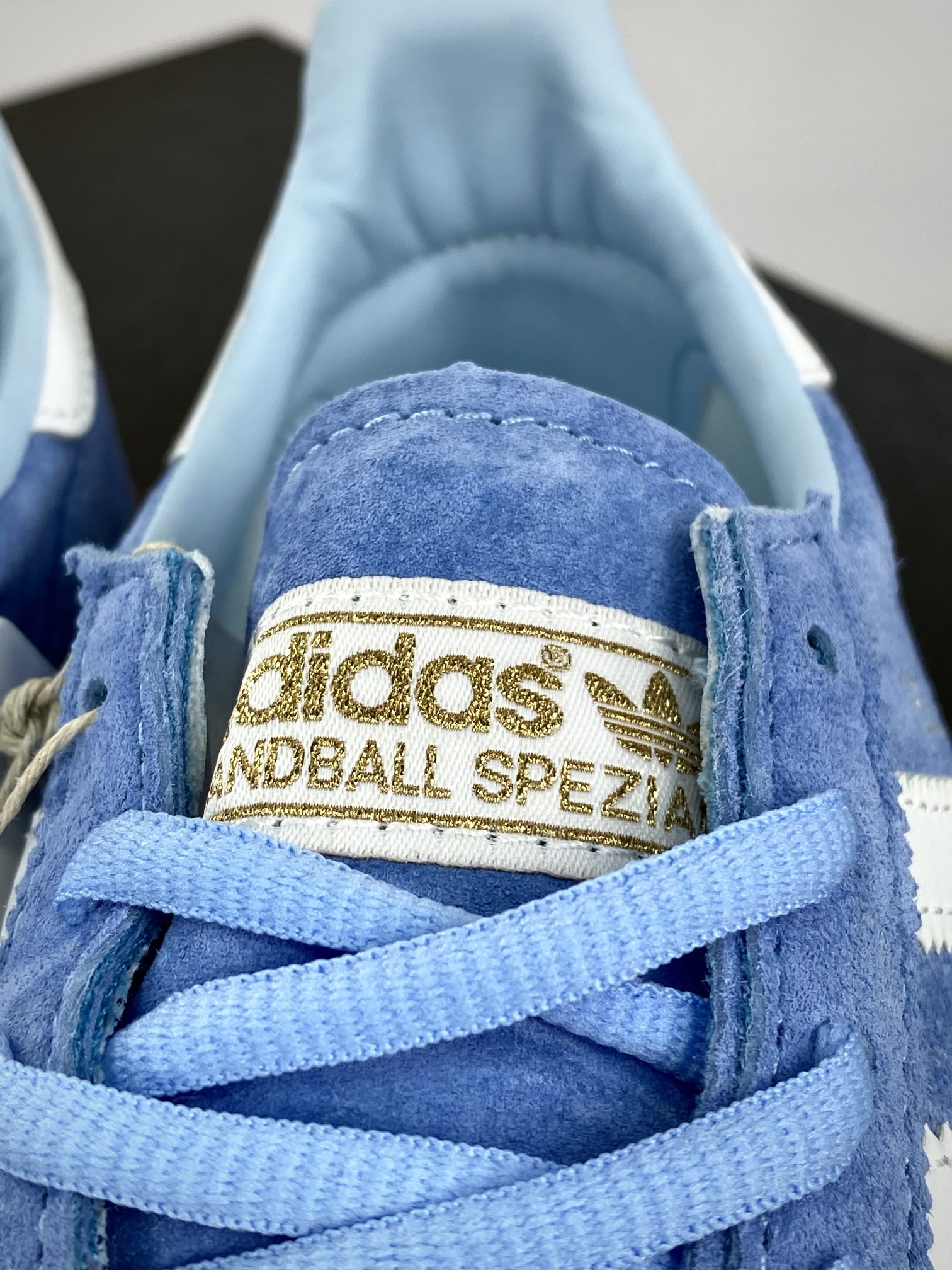 阿迪达斯Adidas Originals Handball SPZL 手球运动员板鞋“翻毛北卡蓝白生胶底”BD7632