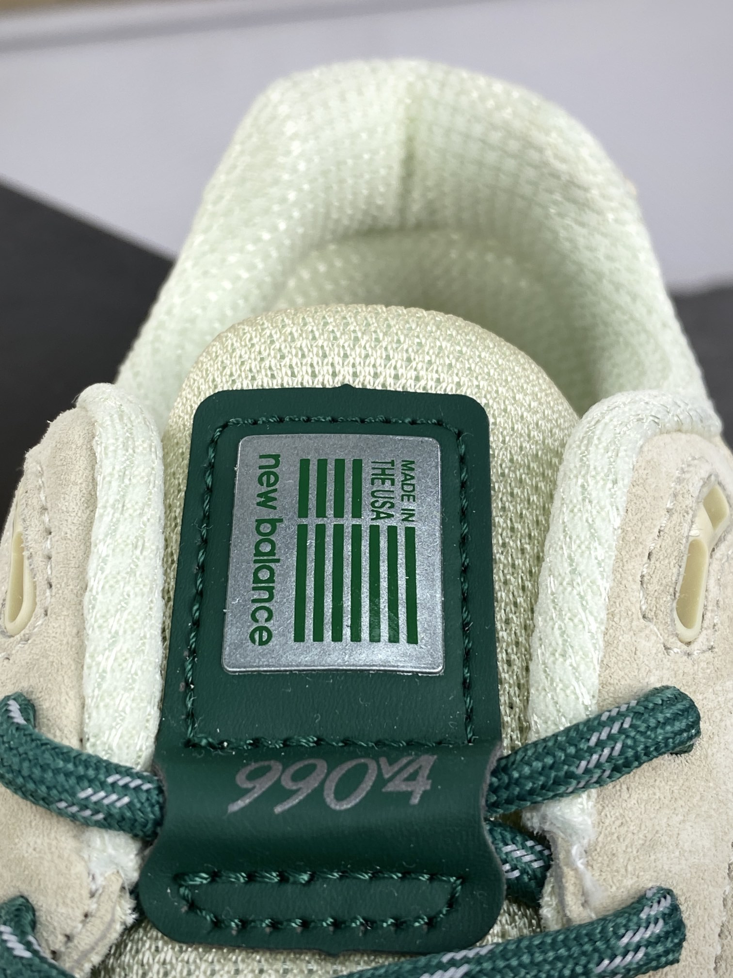 240 NB新百伦New Balance in USA M990V4"Macadamia Nut"系列老爹跑步鞋“澳洲建构米黄绿黑”U990GB4