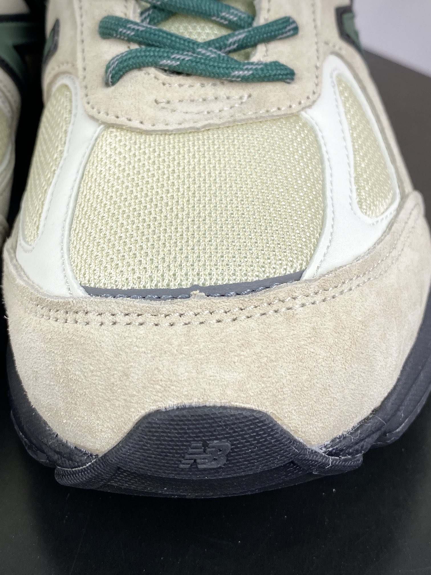 240 NB新百伦New Balance in USA M990V4"Macadamia Nut"系列老爹跑步鞋“澳洲建构米黄绿黑”U990GB4