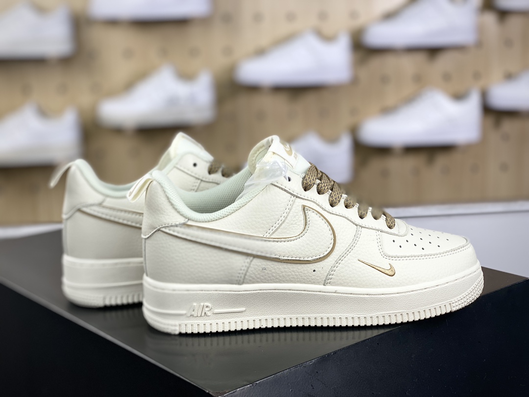 240 耐克Nike Air Force 1'07 Low"Beige/Black/Mini Swoosh"空军一号板鞋“米白金叠钩小钩满天星”MJ0319-027