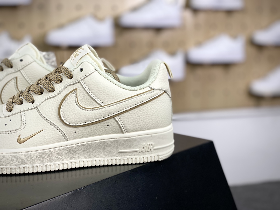 240 耐克Nike Air Force 1'07 Low"Beige/Black/Mini Swoosh"空军一号板鞋“米白金叠钩小钩满天星”MJ0319-027