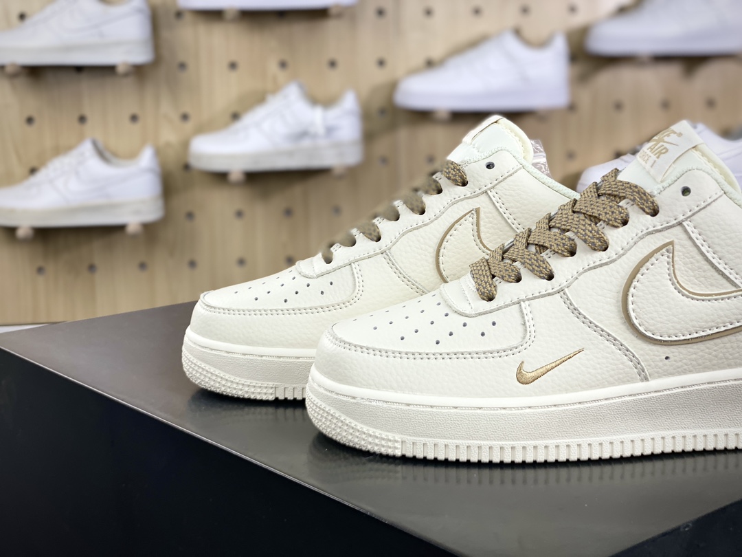 240 耐克Nike Air Force 1'07 Low"Beige/Black/Mini Swoosh"空军一号板鞋“米白金叠钩小钩满天星”MJ0319-027