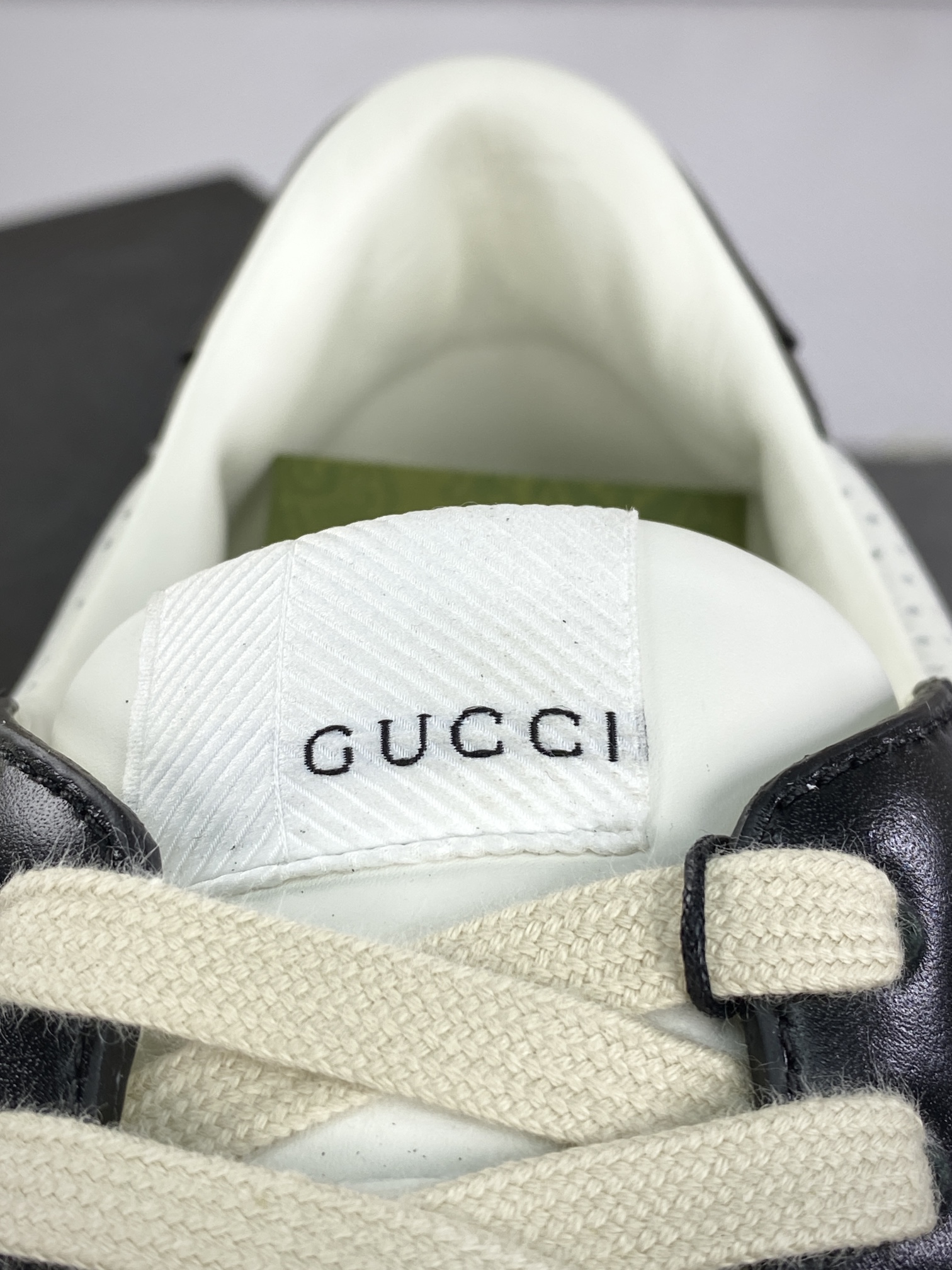 380 古驰/GUCCI Embossed Platform With Chunky Sneaker 厚底小白板鞋“皮革白黑GG印花”669582 UPGB0 4273