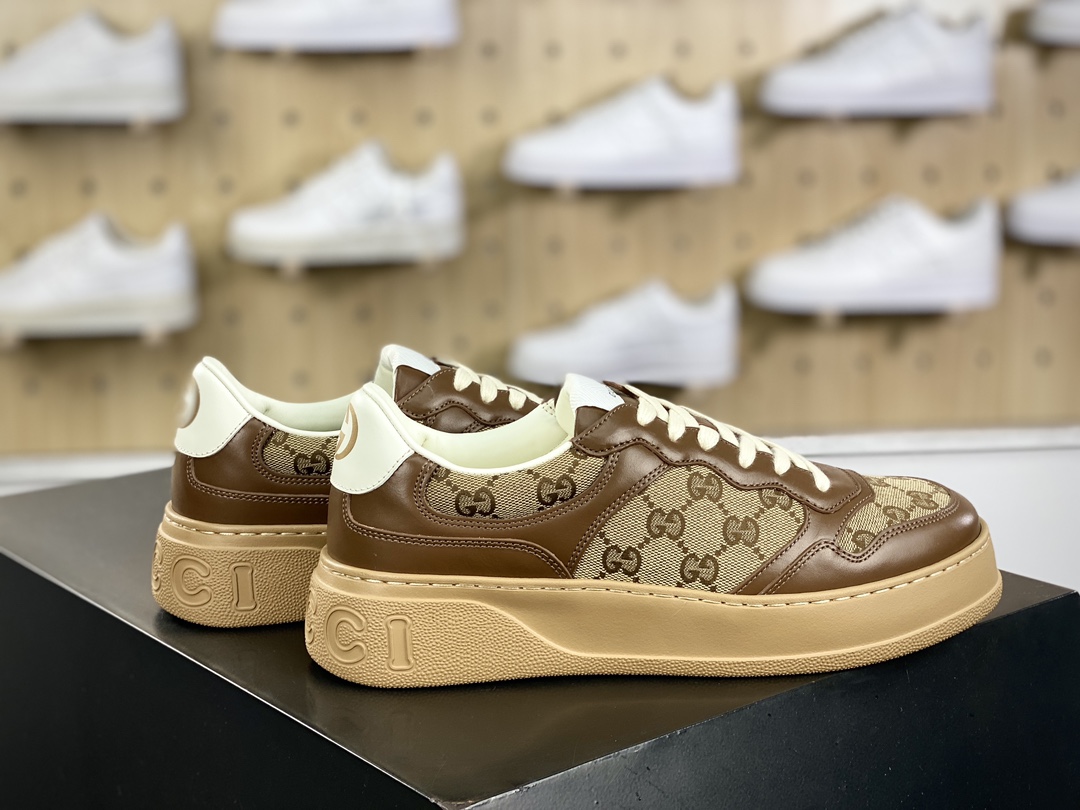 380 古驰/GUCCI Embossed Platform With Chunky Sneaker 厚底系列低帮小白板鞋“皮革棕乌木灰GG印花”669582 UPGB0 4273