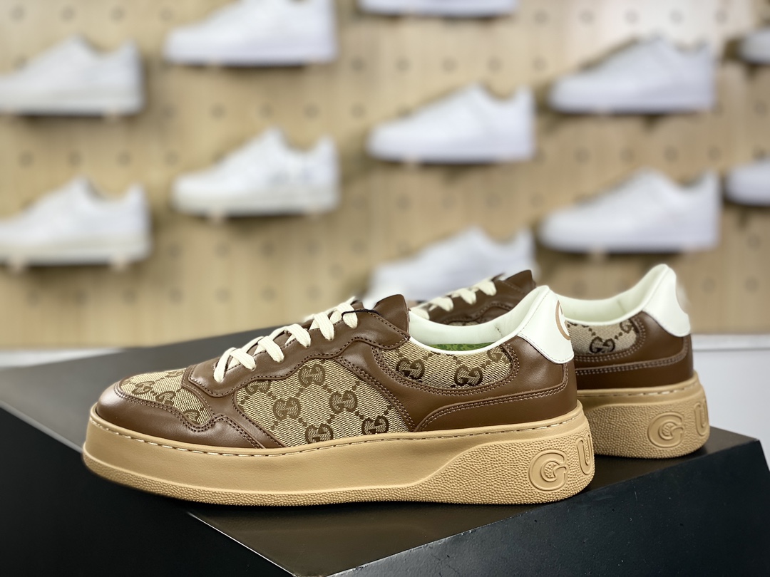 380 古驰/GUCCI Embossed Platform With Chunky Sneaker 厚底系列低帮小白板鞋“皮革棕乌木灰GG印花”669582 UPGB0 4273