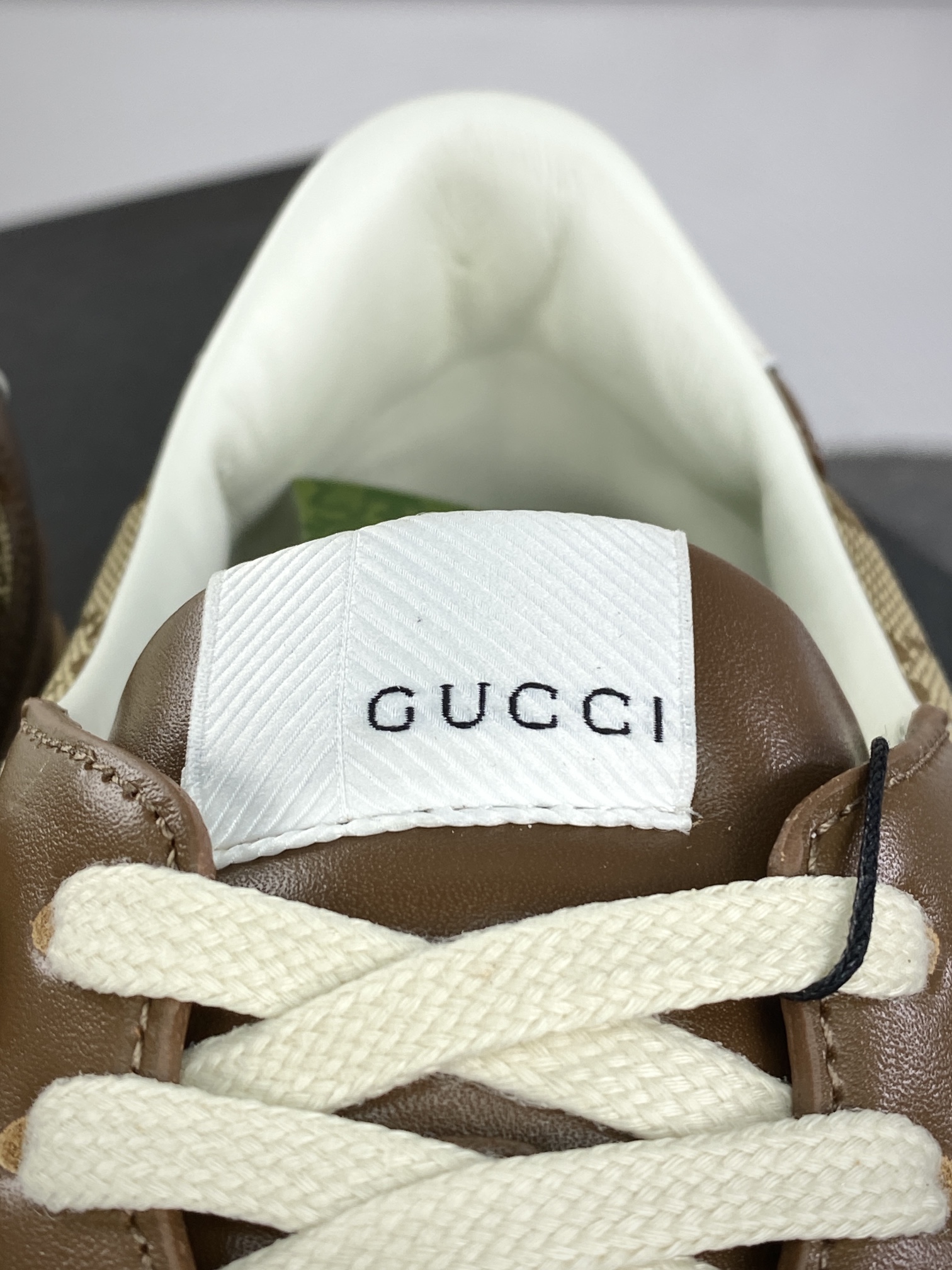 380 古驰/GUCCI Embossed Platform With Chunky Sneaker 厚底系列低帮小白板鞋“皮革棕乌木灰GG印花”669582 UPGB0 4273