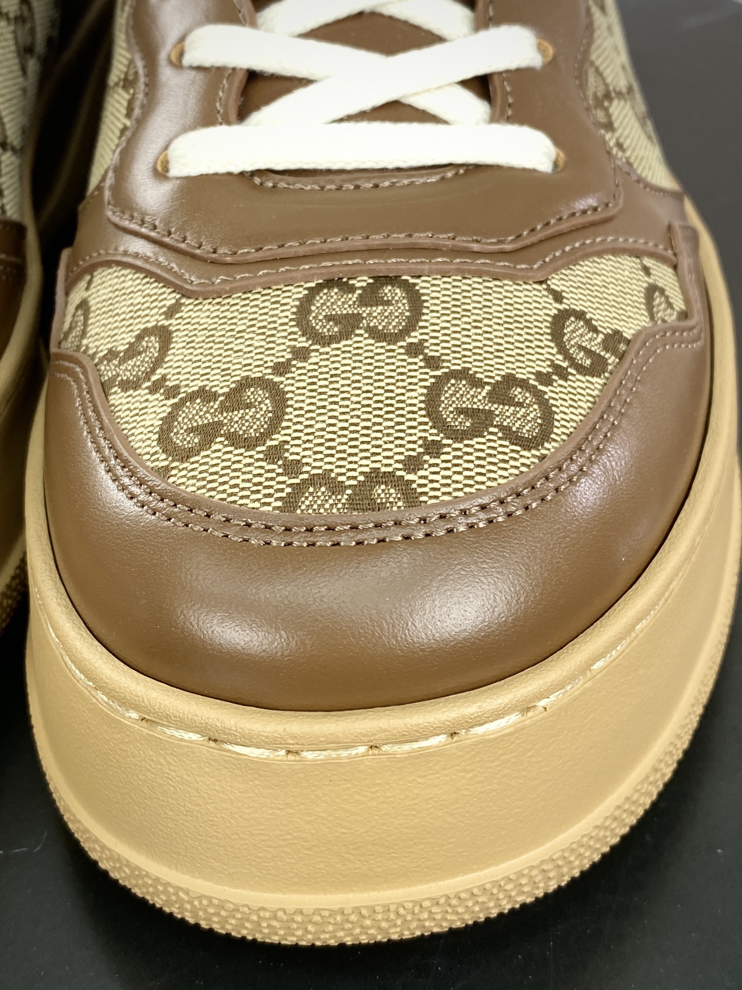 380 古驰/GUCCI Embossed Platform With Chunky Sneaker 厚底系列低帮小白板鞋“皮革棕乌木灰GG印花”669582 UPGB0 4273