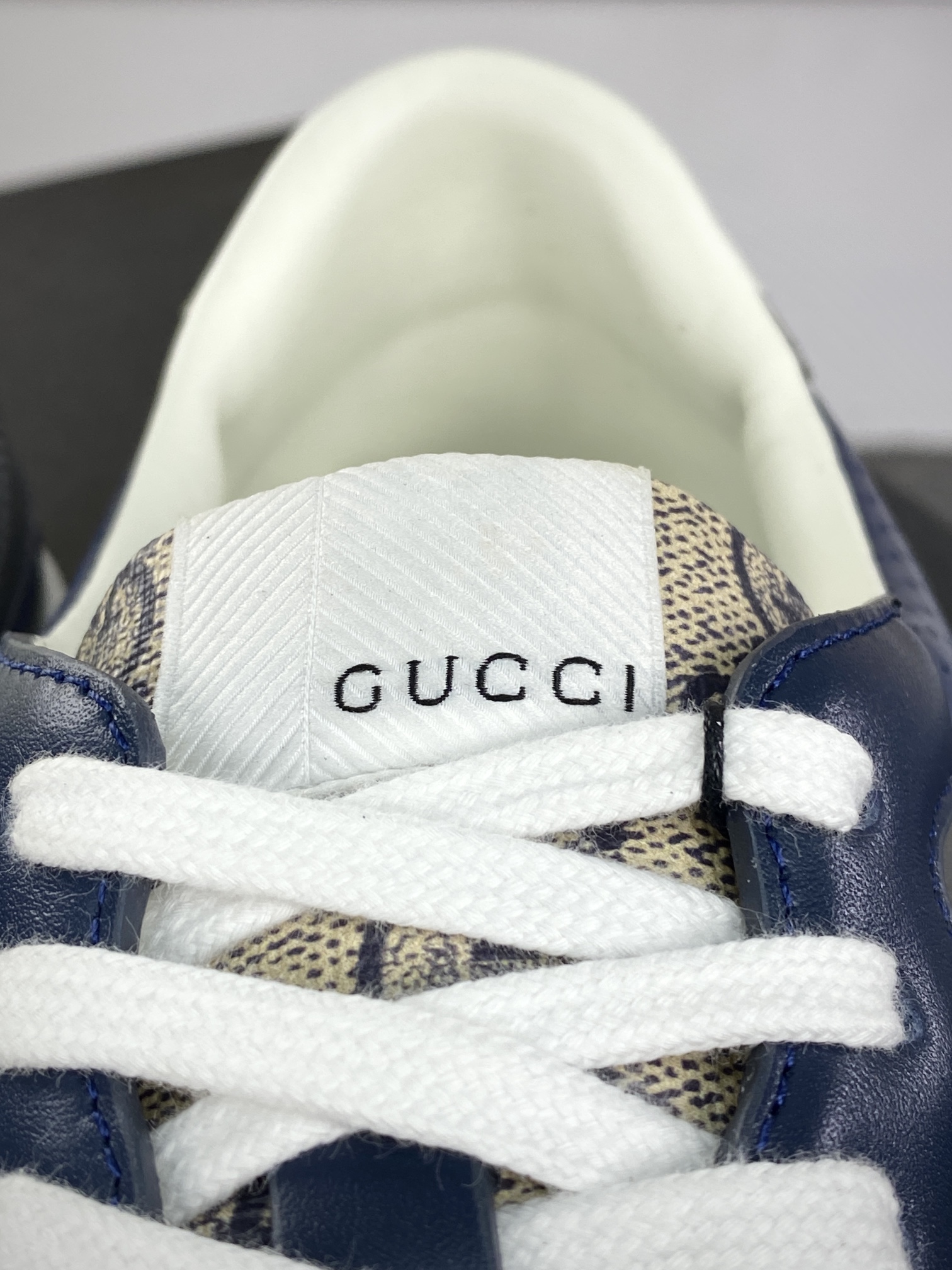 380 古驰/GUCCI Embossed Platform With Chunky Sneaker 厚底小白板鞋“皮革深蓝棕GG印花”669582 UPGB0 4273