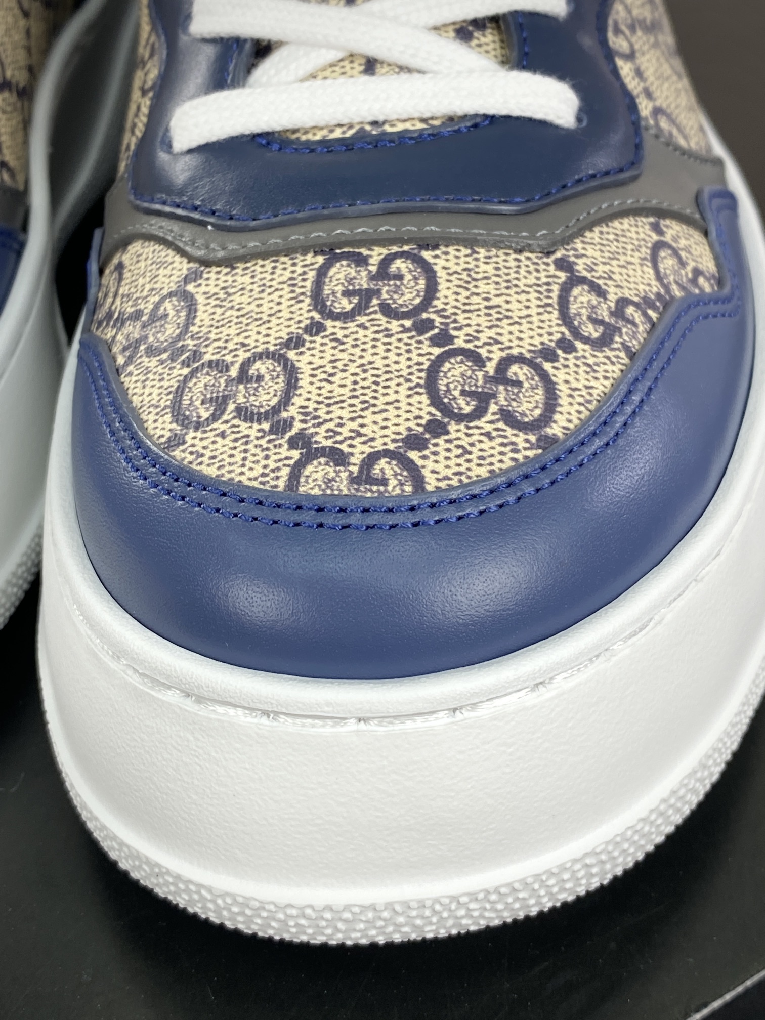 380 古驰/GUCCI Embossed Platform With Chunky Sneaker 厚底小白板鞋“皮革深蓝棕GG印花”669582 UPGB0 4273