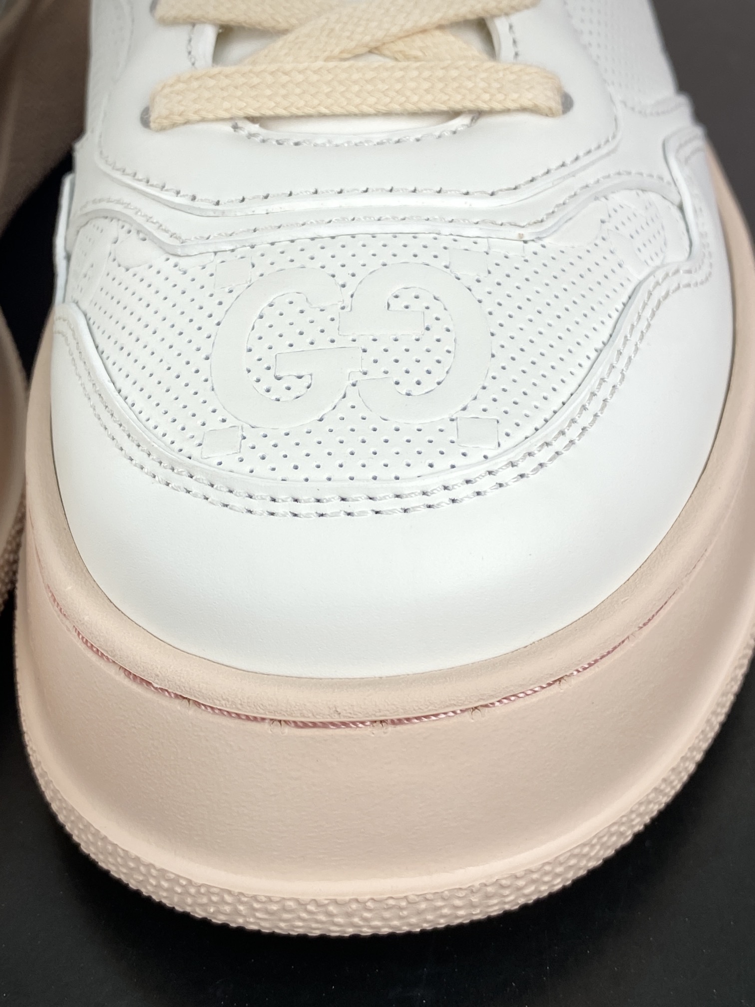 380 古驰/GUCCI Embossed Platform With Chunky Sneaker 厚底系列低帮板鞋“皮革粉白GG印花”669582 UPGB0 4273