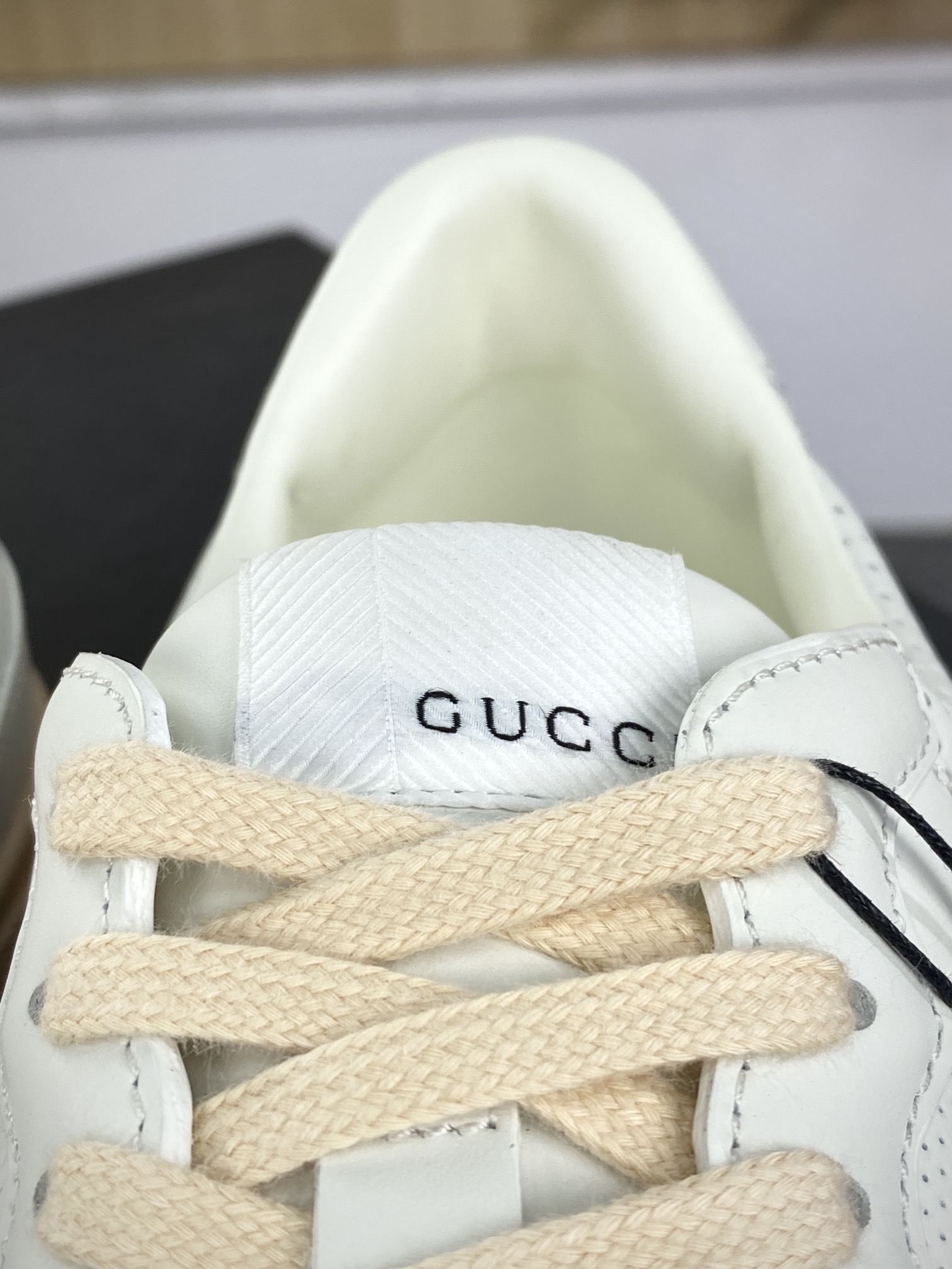 380 古驰/GUCCI Embossed Platform With Chunky Sneaker 厚底系列低帮板鞋“皮革粉白GG印花”669582 UPGB0 4273