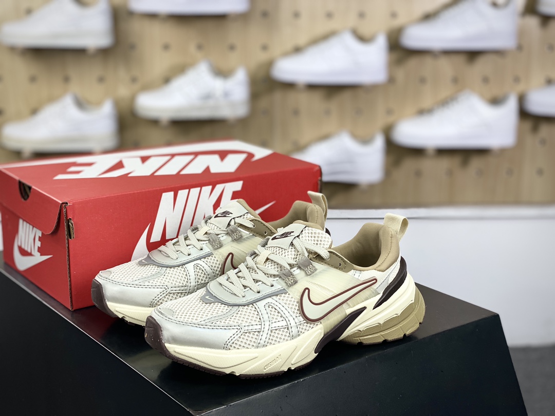 200 耐克Nike Wmns V2K Runtekk Low”Sail Tan Brown”复古慢跑鞋“米灰奶茶棕”FD0736-103