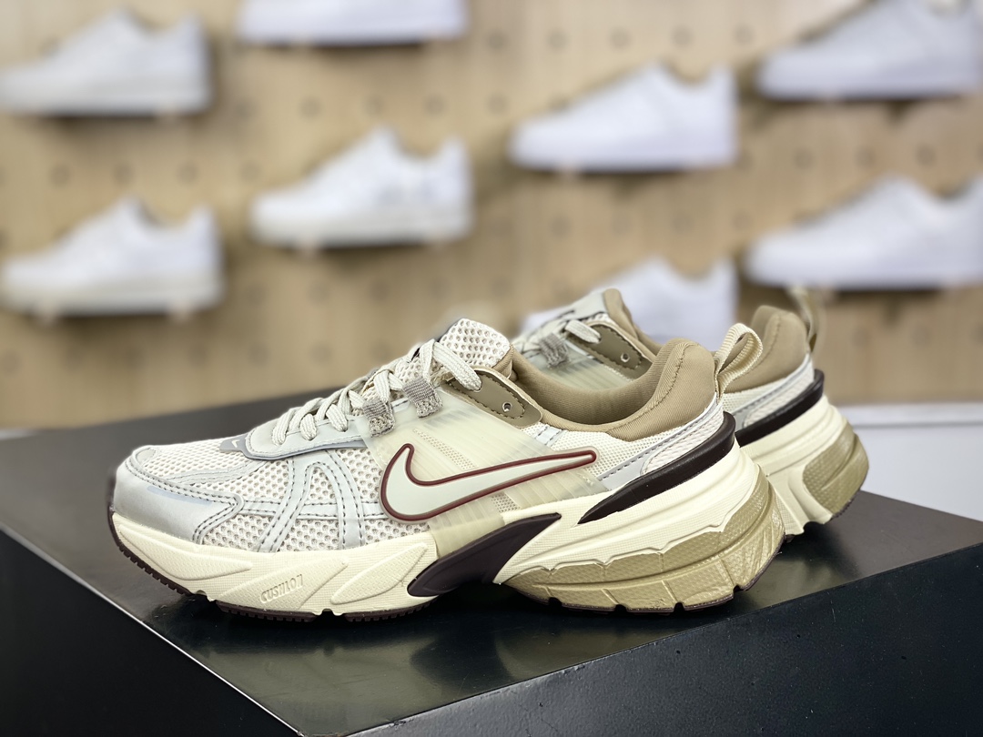 200 耐克Nike Wmns V2K Runtekk Low"Sail Tan Brown"复古慢跑鞋“米灰奶茶棕”FD0736-103