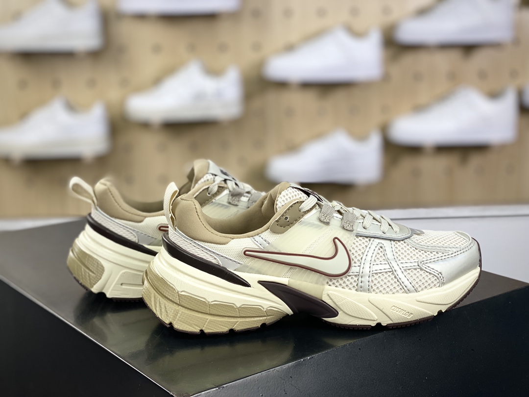 200 耐克Nike Wmns V2K Runtekk Low"Sail Tan Brown"复古慢跑鞋“米灰奶茶棕”FD0736-103