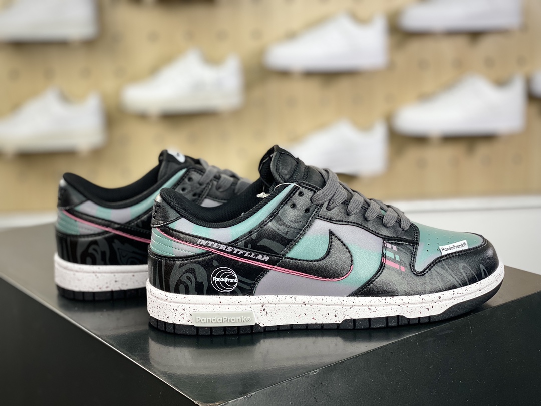 300 耐克Nike SB Dunk Low Lot”Grey/White/Blue”扣篮系列低帮板鞋“深灰黑白时空机械喷绘绑绳”DJ6188-002